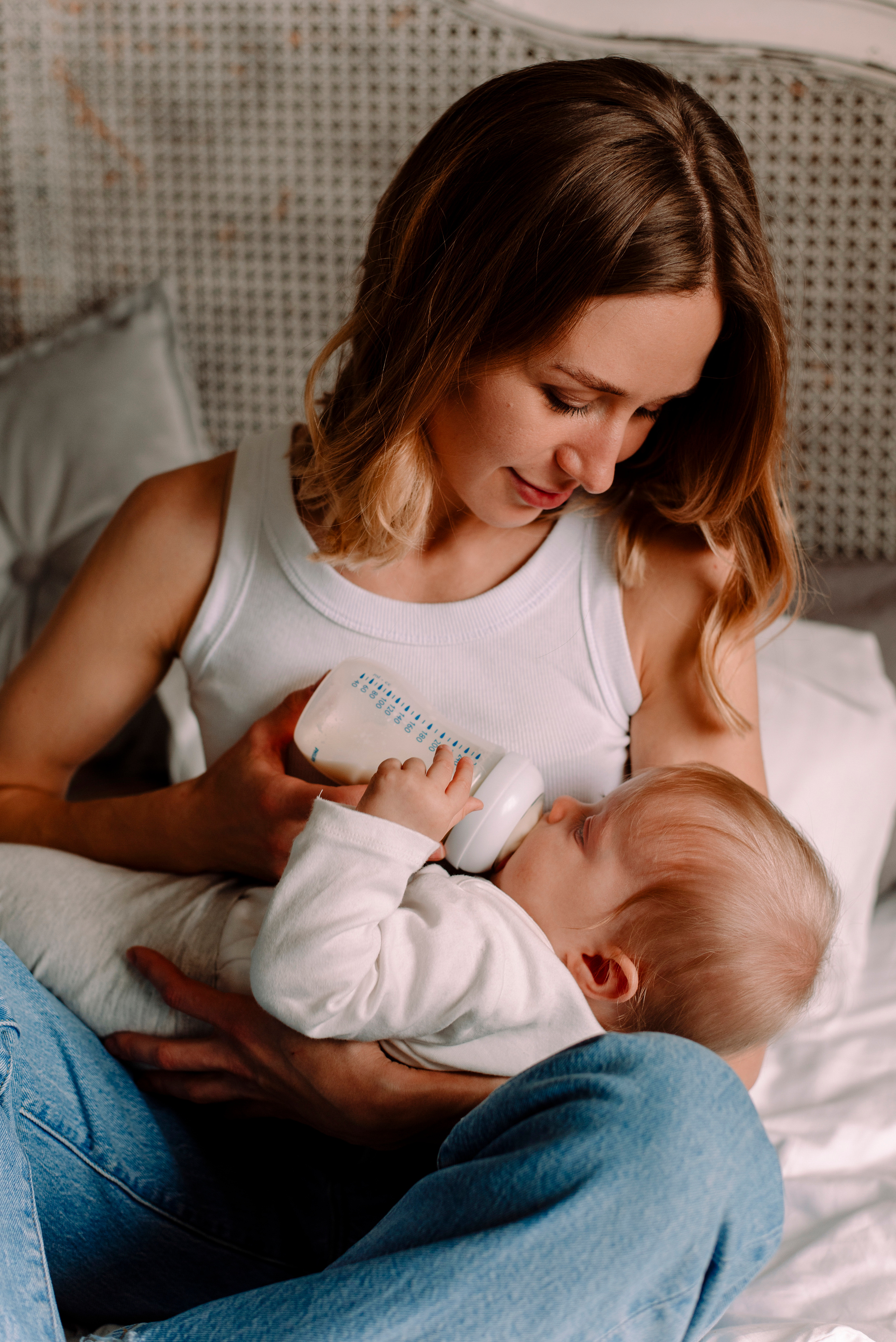 семейная фотосессия, на кровати, белые футболки и джинсы, фото с малышом, живые снимки, фотосъемка в Рязани