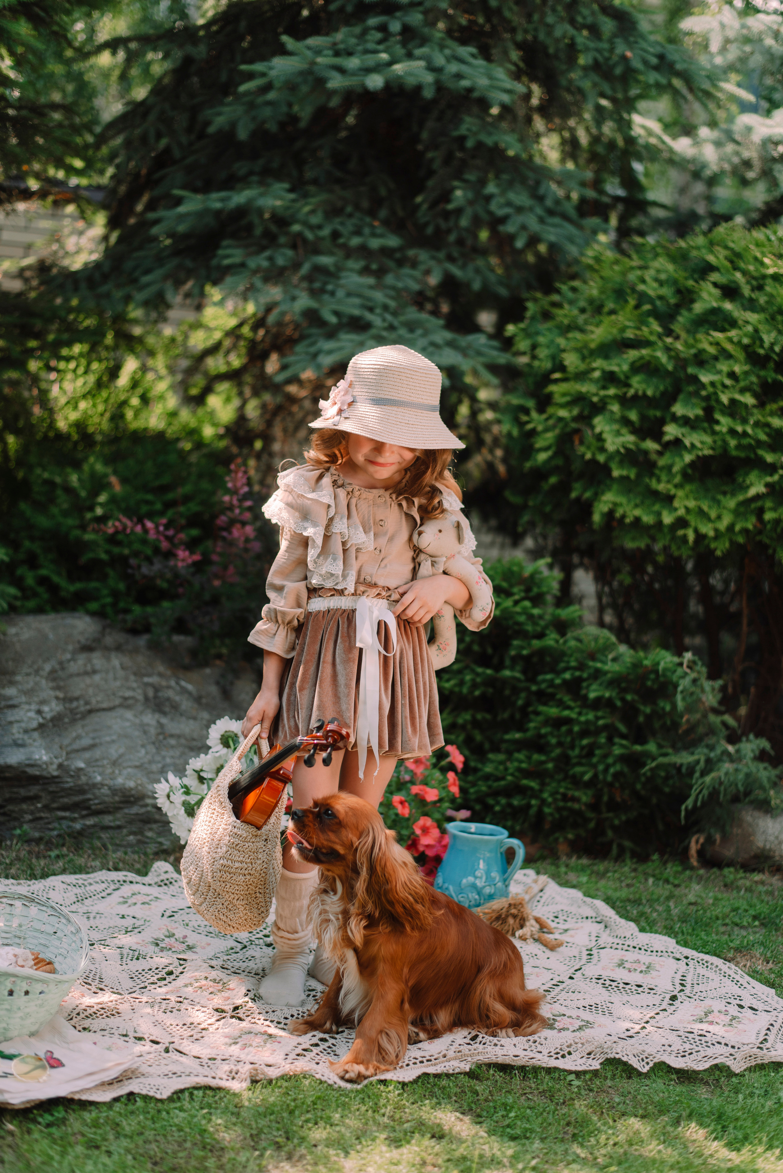 музыкальный пикник, скрипка, детская фотосессия, лето, цветы, локоны, с собакой