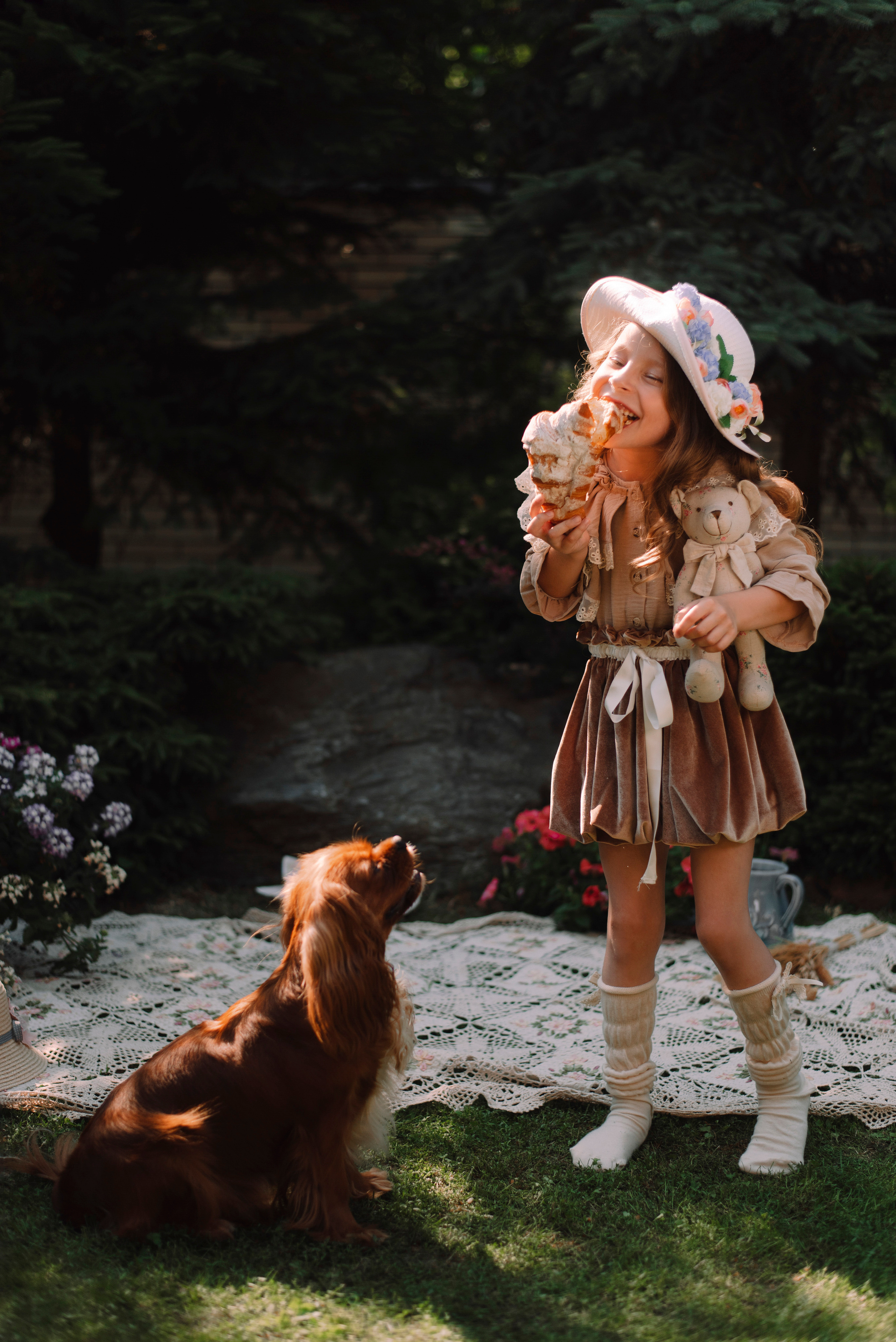 круассан, детская фотосессия, в стиле винтаж, лето, цветы, локоны, с собакой