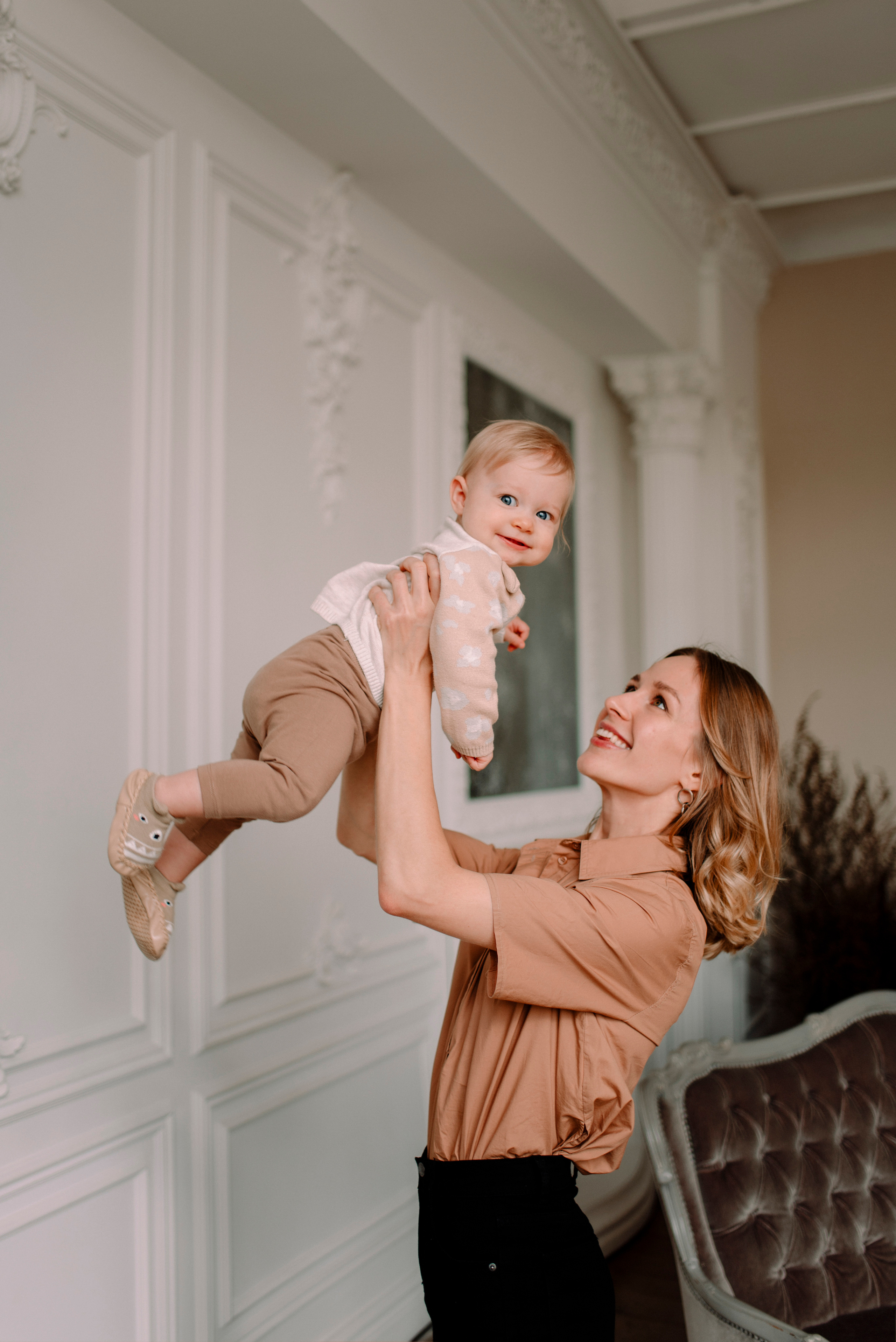 семейная фотосессия, улыбки, осенние, бежевый цвет, малышка, фотосъемка в Рязани, фотостудия