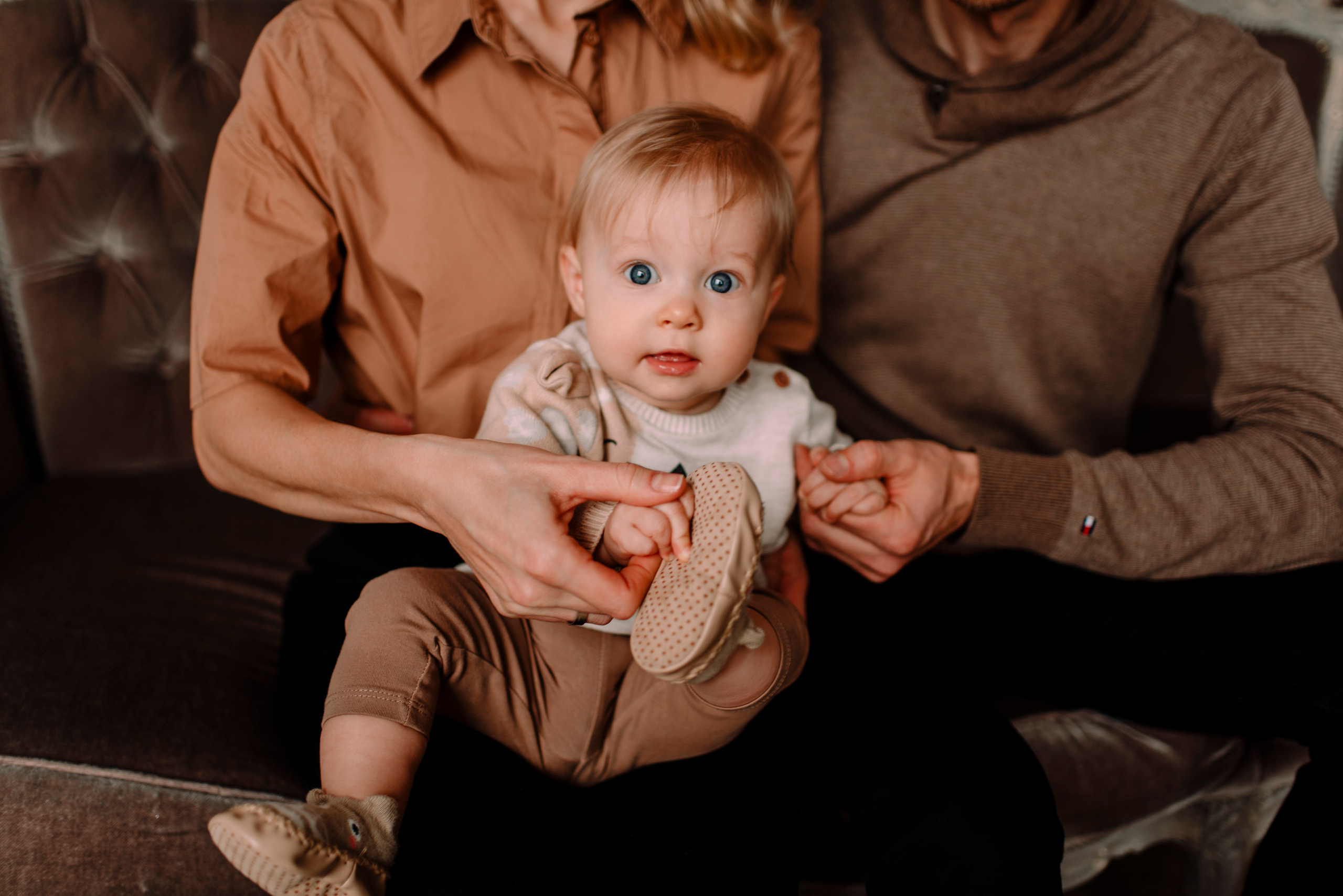 семейная фотосессия, улыбки, осенние, бежевый цвет, малышка, фотосъемка в Рязани, фотостудия