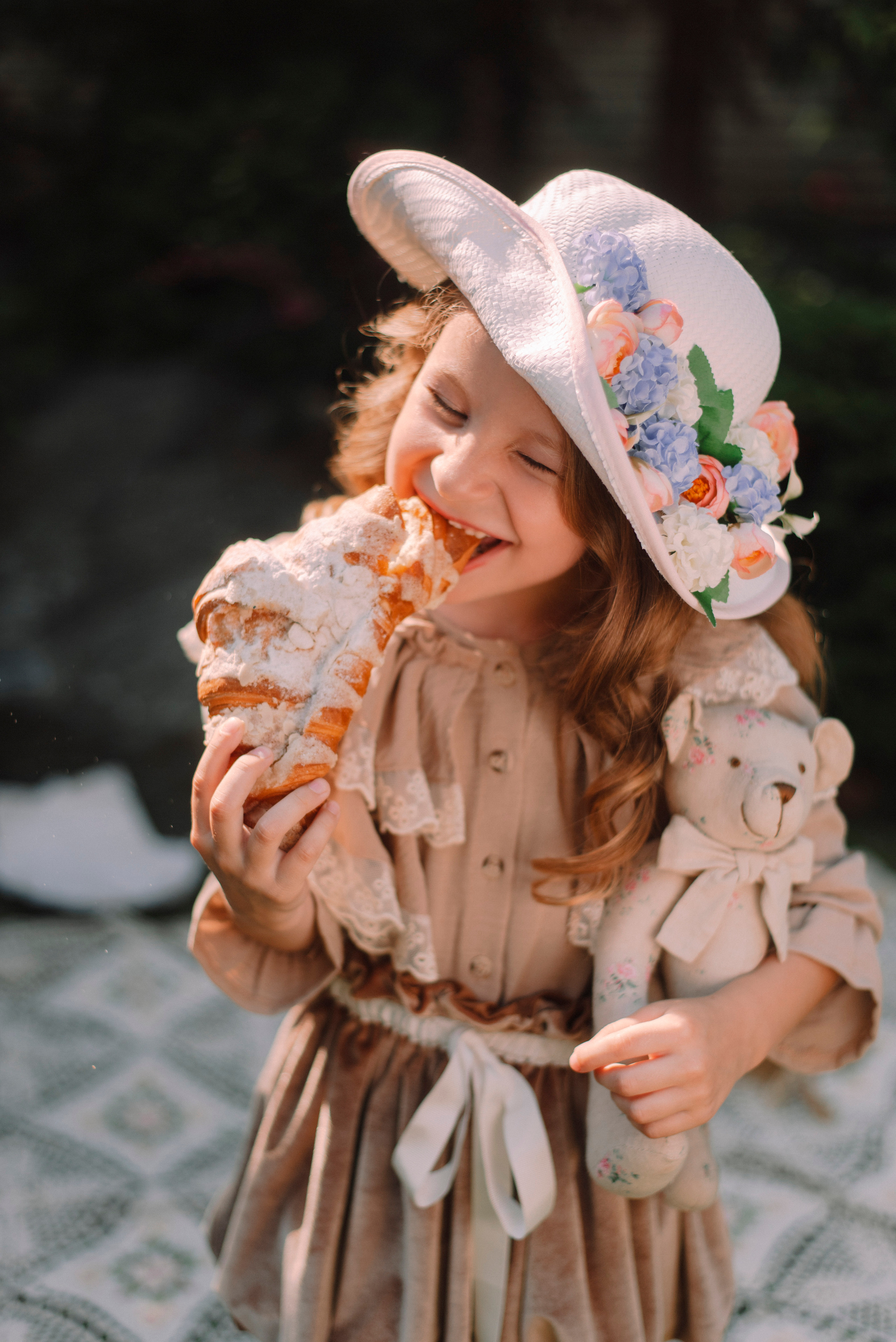 круассан, детская фотосессия, в стиле винтаж, лето, цветы, локоны