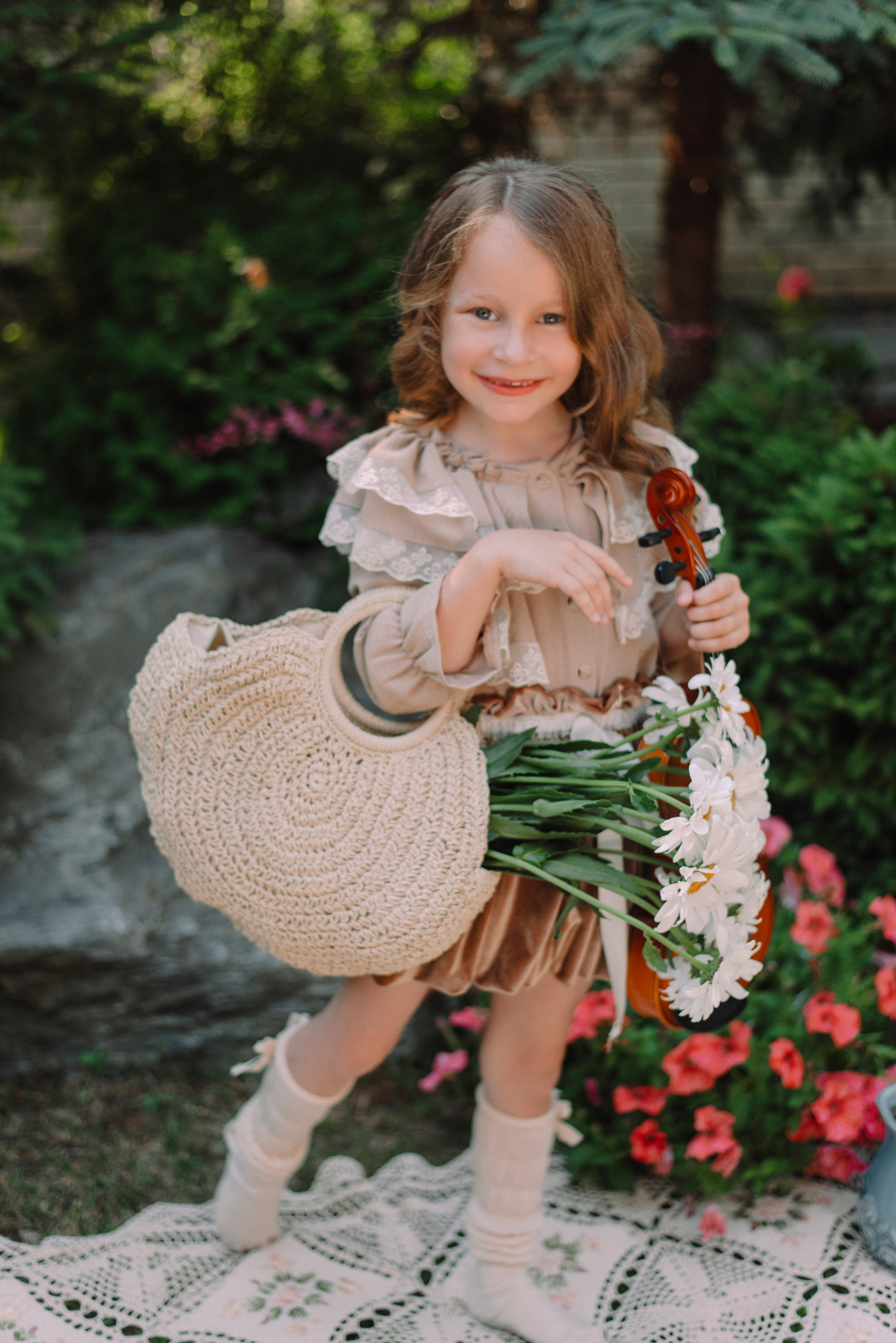 музыкальный пикник, скрипка, детская фотосессия, лето, цветы, локоны