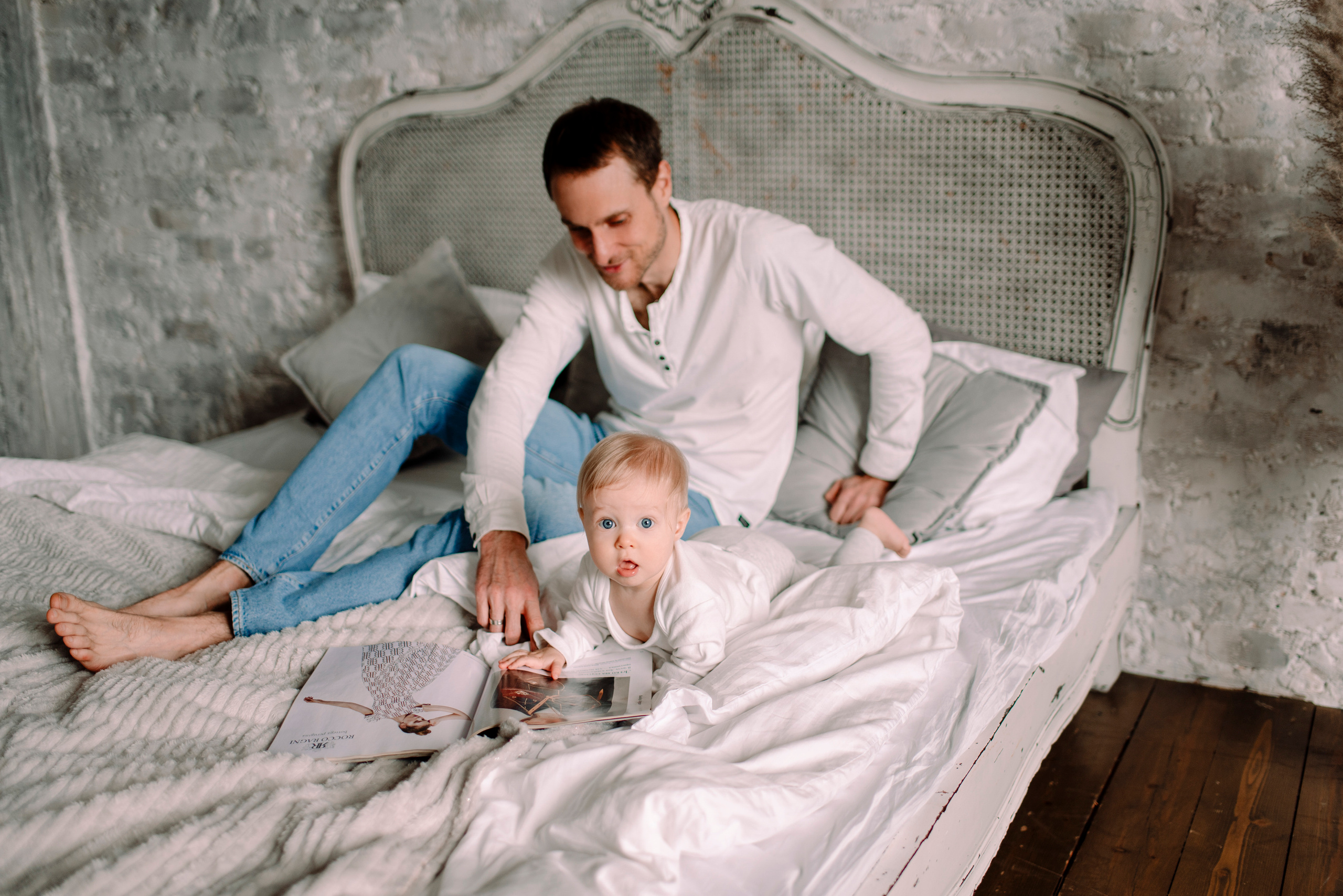 семейная фотосессия, на кровати, белые футболки и джинсы, фото с малышом, живые снимки, фотосъемка в Рязани