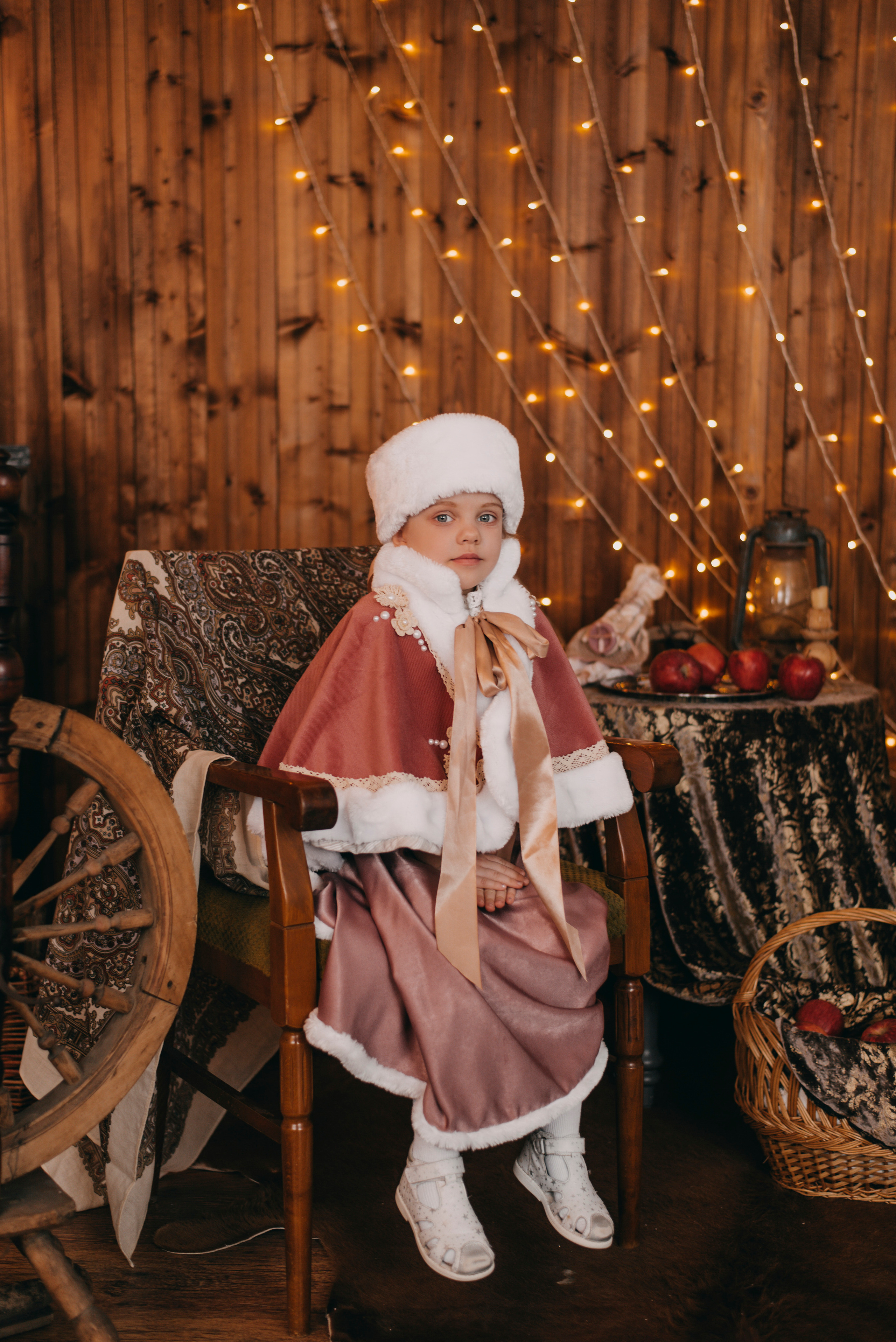 детская фотосессия, в русском стиле, яблочко, зима, прялка