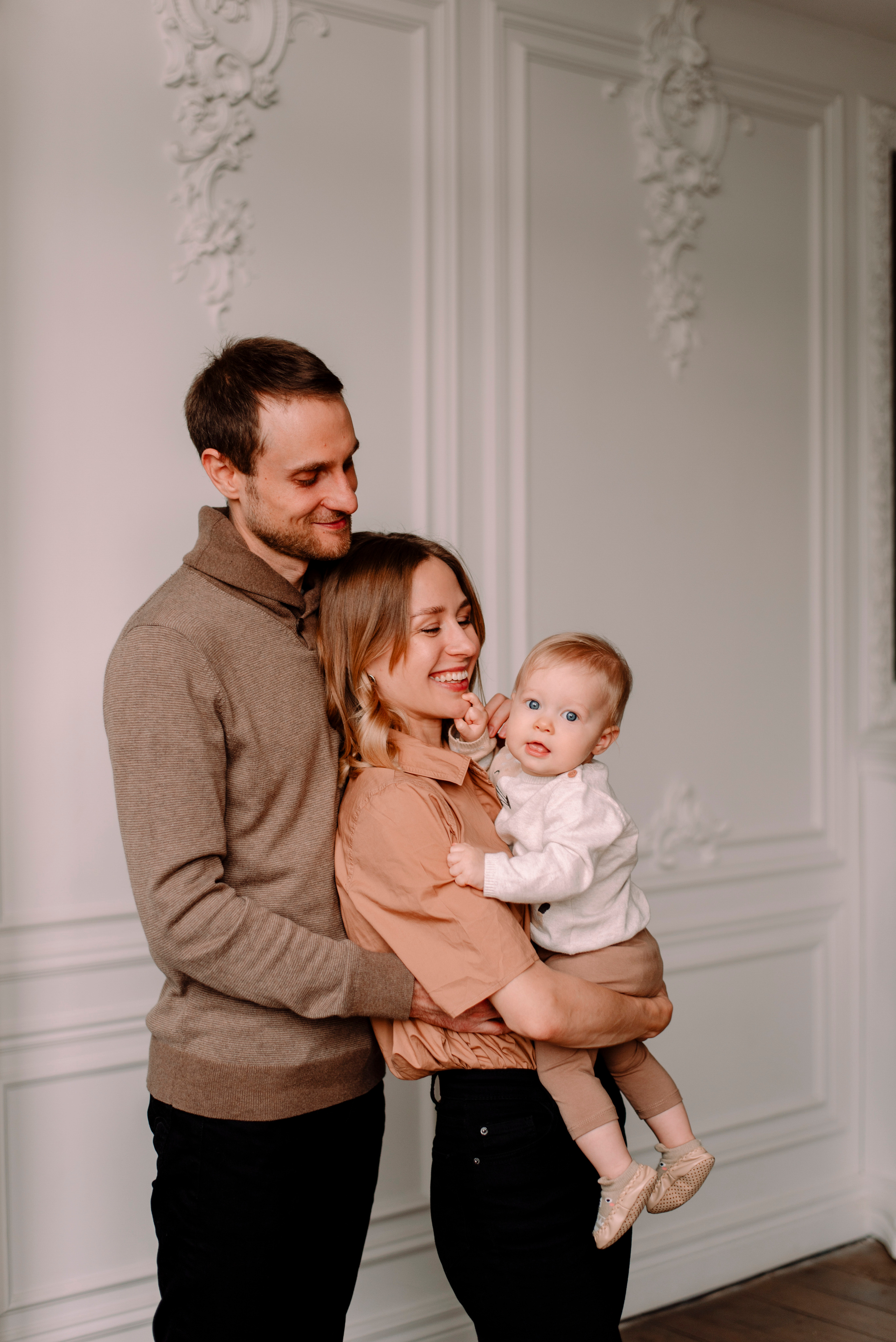 семейная фотосессия, улыбки, осенние, бежевый цвет, малышка, фотосъемка в Рязани, фотостудия