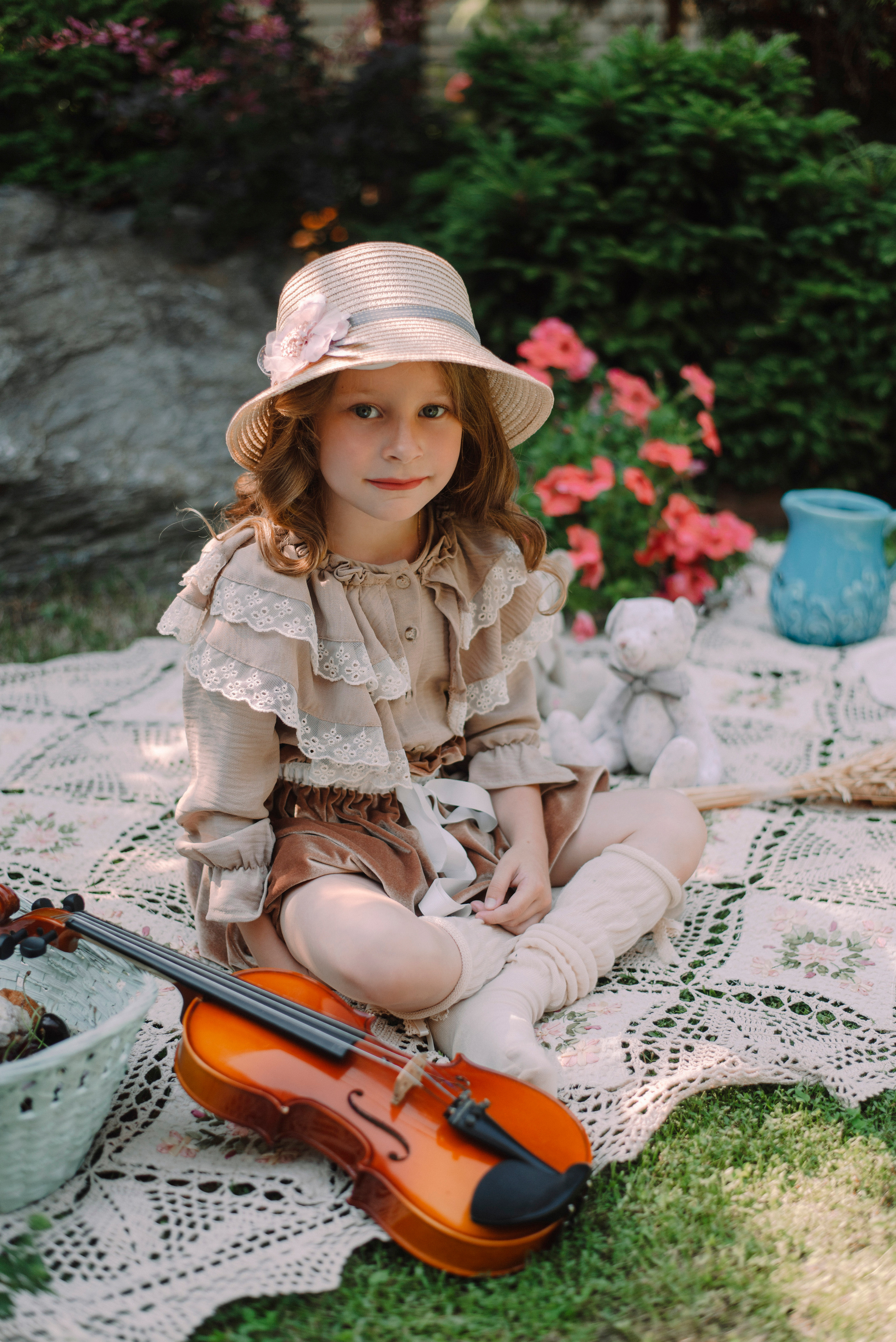 музыкальный пикник, скрипка, детская фотосессия, лето, цветы, локоны