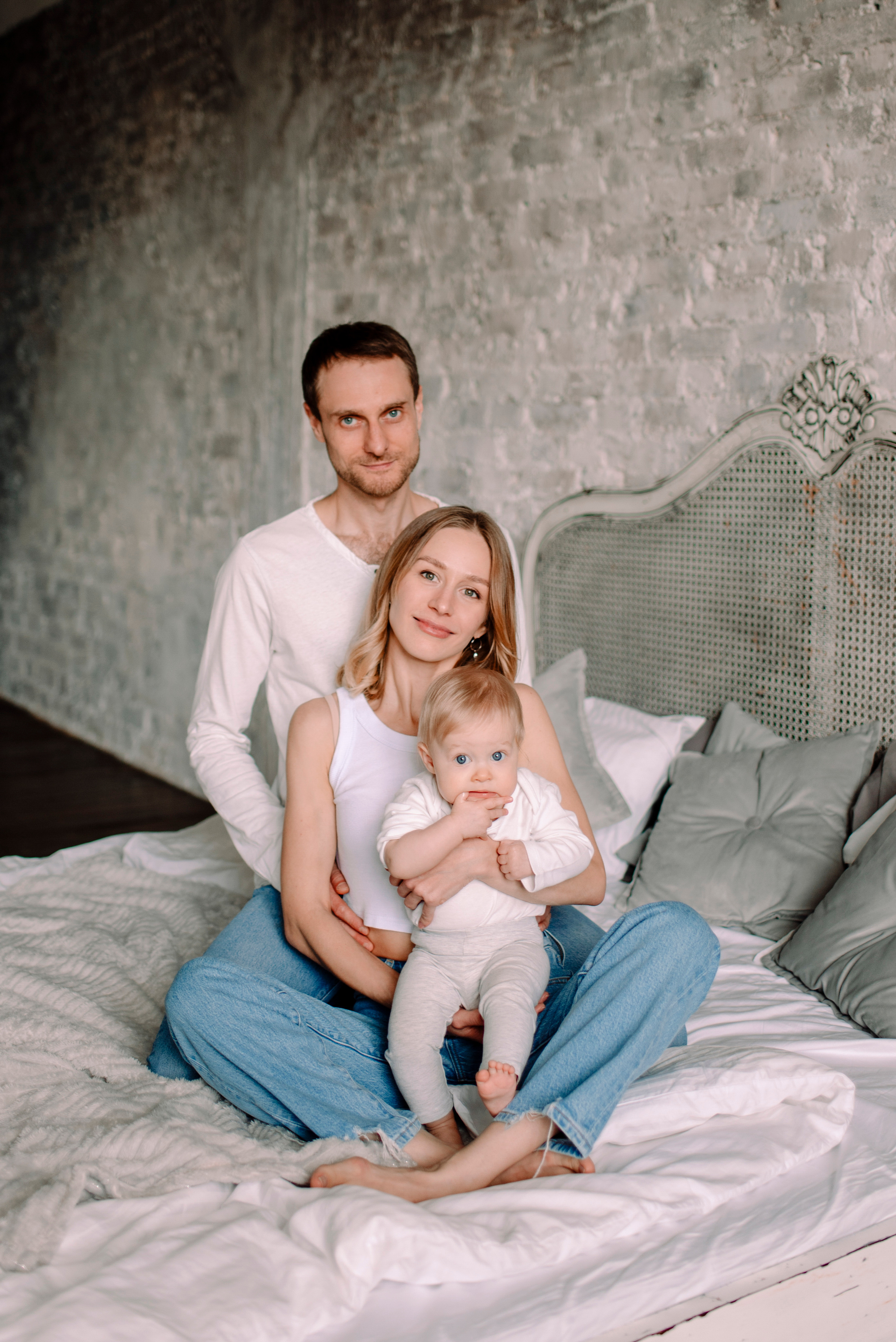 семейная фотосессия, на кровати, белые футболки и джинсы, фото с малышом, живые снимки, фотосъемка в Рязани