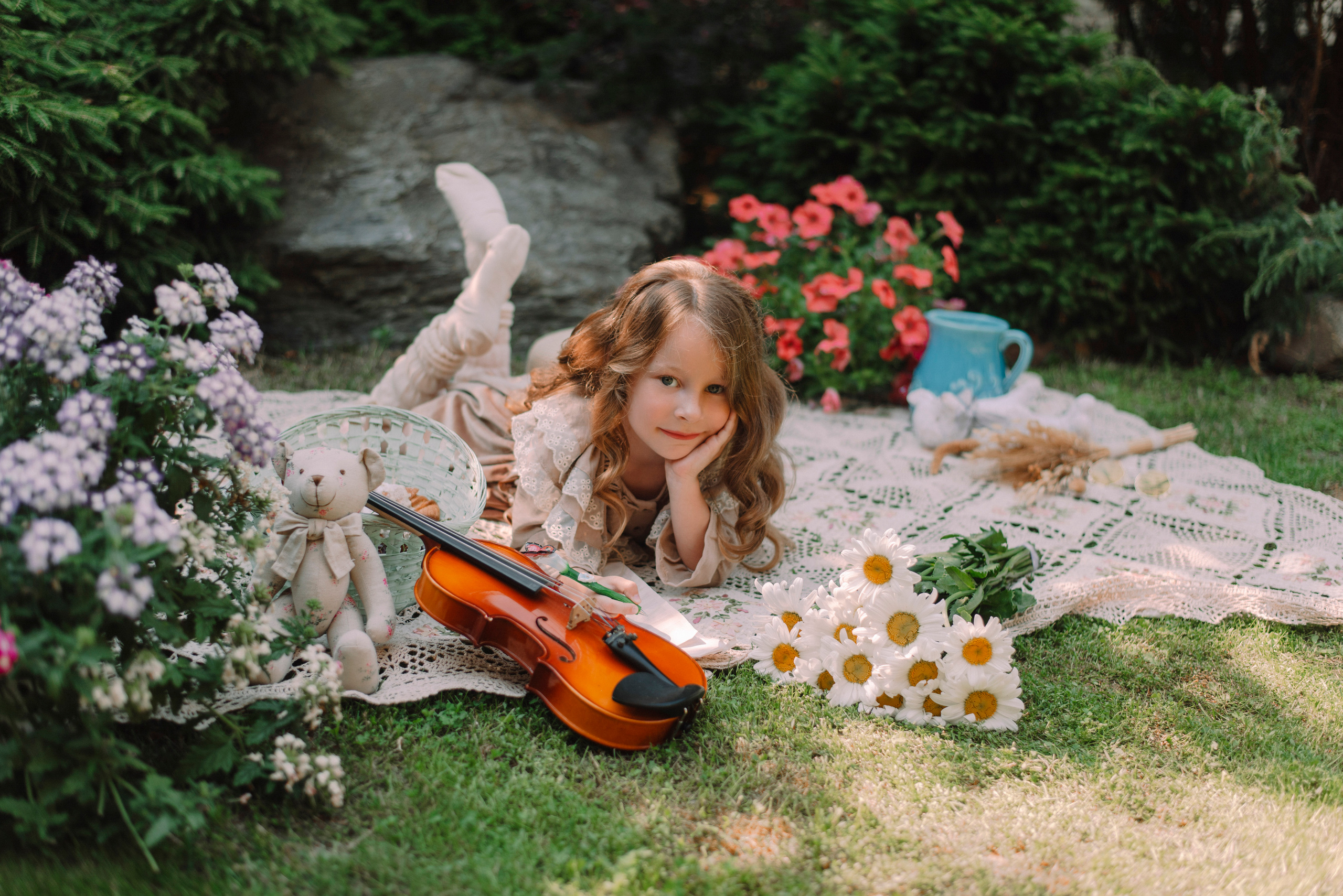 музыкальный пикник, скрипка, детская фотосессия, лето, цветы, локоны
