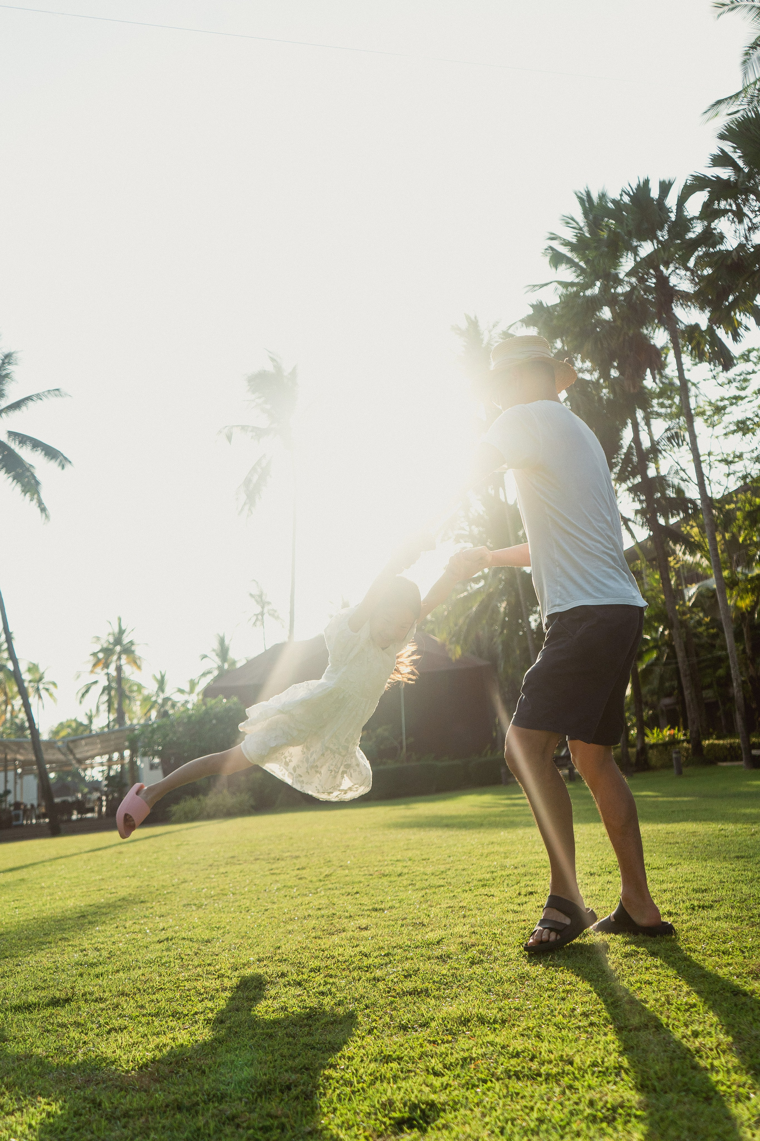 Семейная фотосъёмка на Пхукете – тепло, искренность и любовь вашей семьи на фотографиях. Ян Долматов — фотограф, видеограф и продюсер на Пхукете, Таиланд