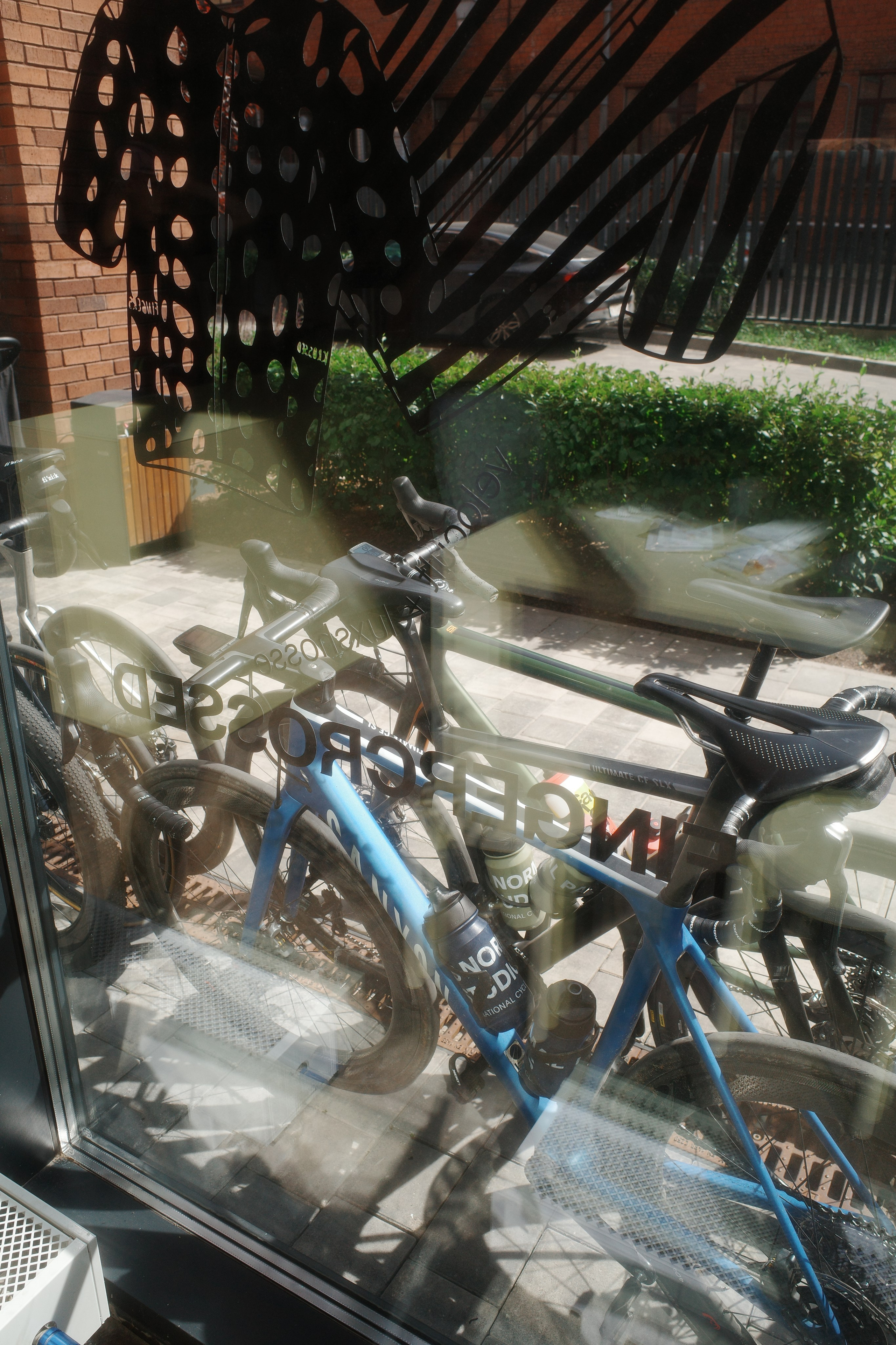 VELOCULT x LUXSHOSSE. Butorarock