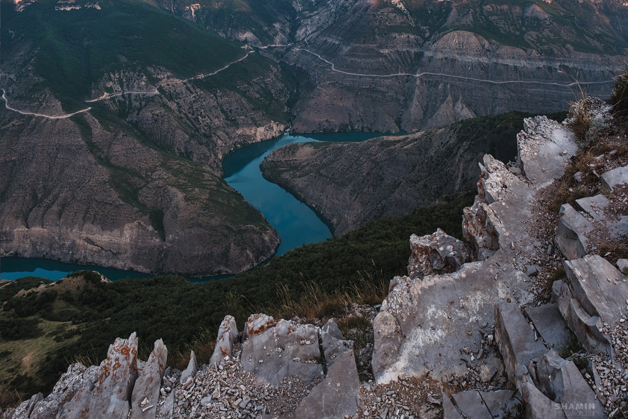 Фотографии горного Дагестана: величественные каньоны, изумрудные реки, древние башни и террасные склоны. Природа и архитектура республики в мягком свете рассветов и закатов, снятые с дрона и земли, передающие дух и масштаб Кавказа. Фотограф Константин Шамин
