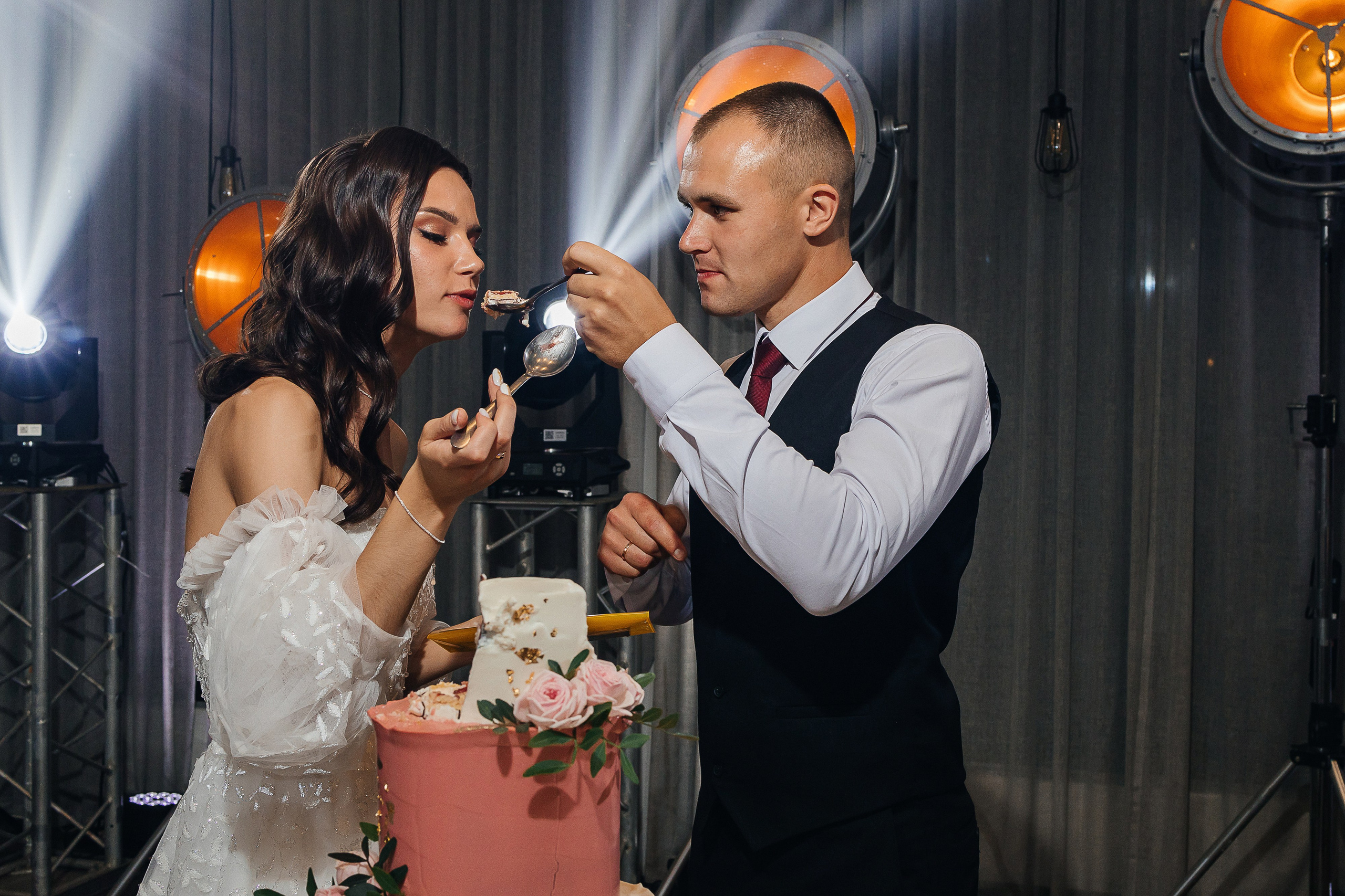 Волшебное утро невесты в номере отеля. Олег Сверчков | Свадебный фотограф Вологда