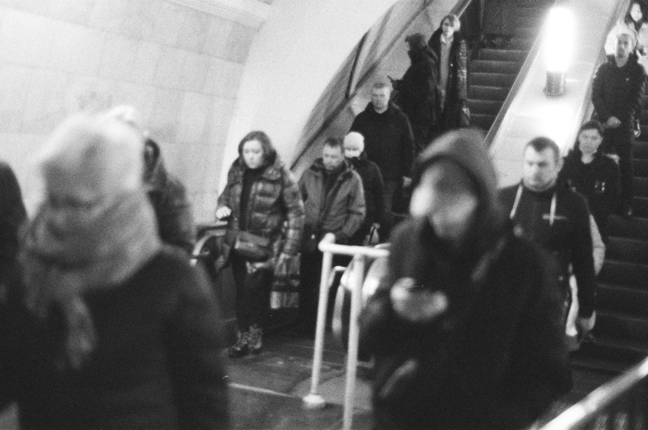 Фотосерия «Час пик»: динамика городской суеты в моменты транспортного и человеческого потока, игра света, тени и контраста в хронике городского движения. Фотограф: Ожерельев Лев