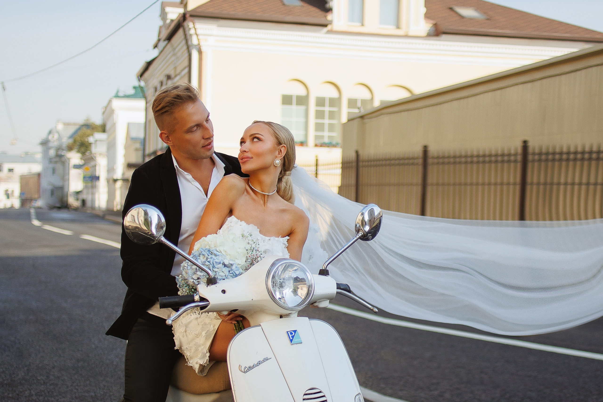 На мопеде Даша и Леша. Марковкина КрисТина