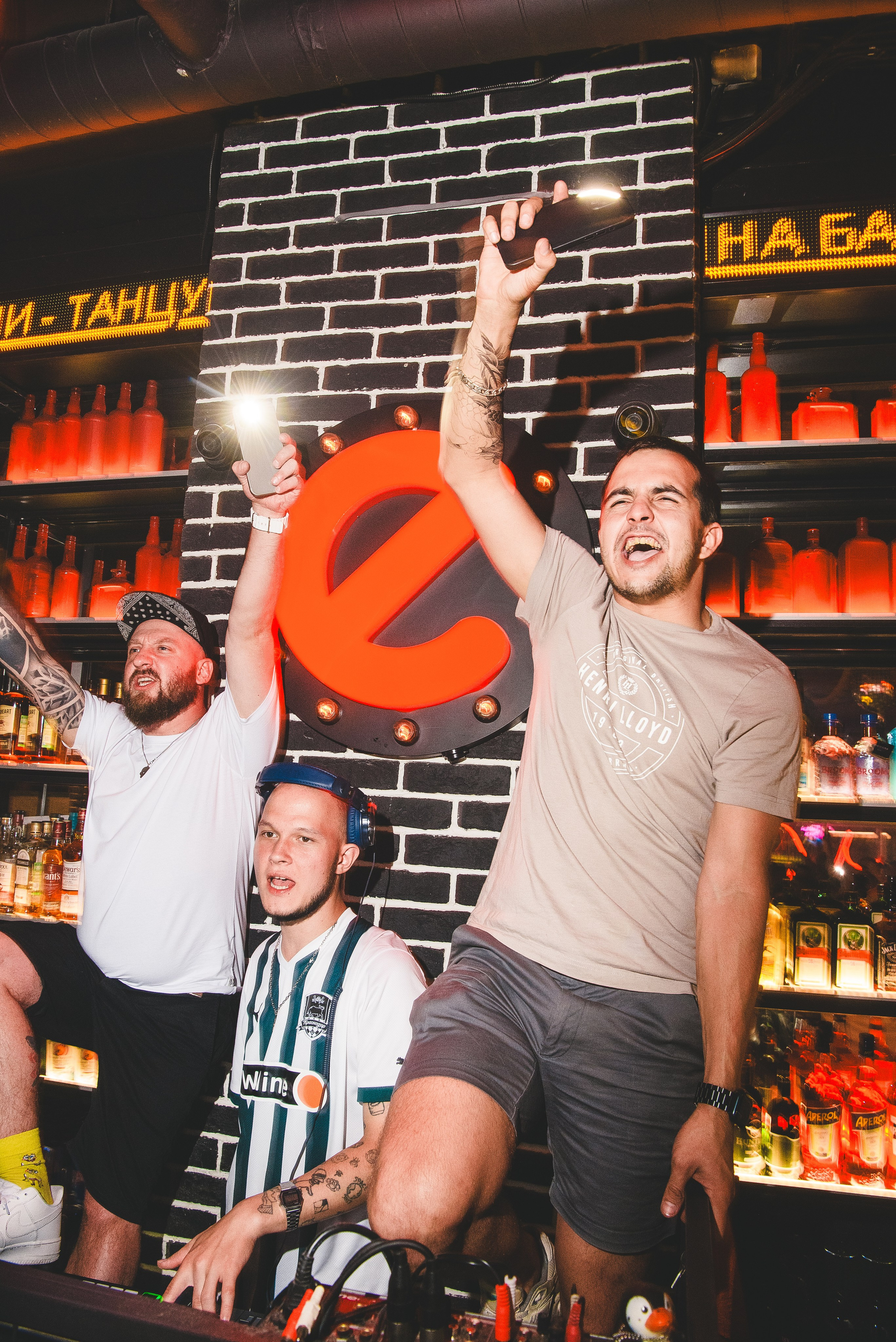 Дикие танцы диджеев за пультом