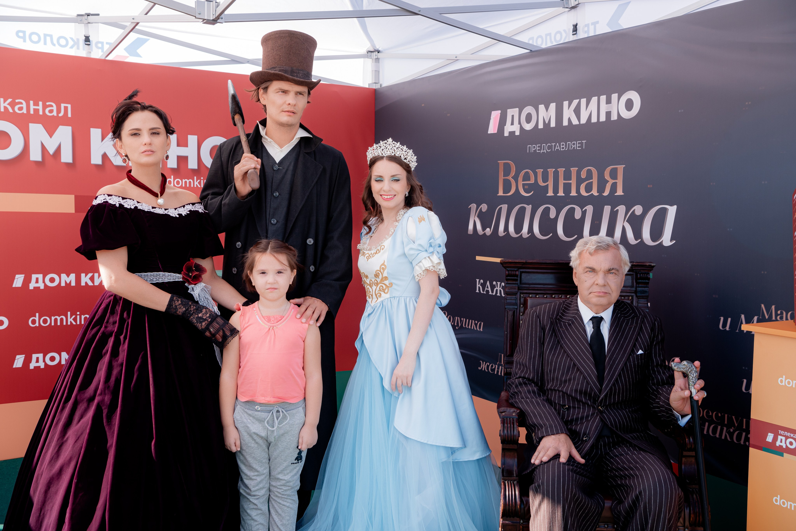 Портретные фото с артистами в палатке Триколор Дом Кинов на день города Волгоград. Фотограф в Волгограде и Волжском Александр Горбань