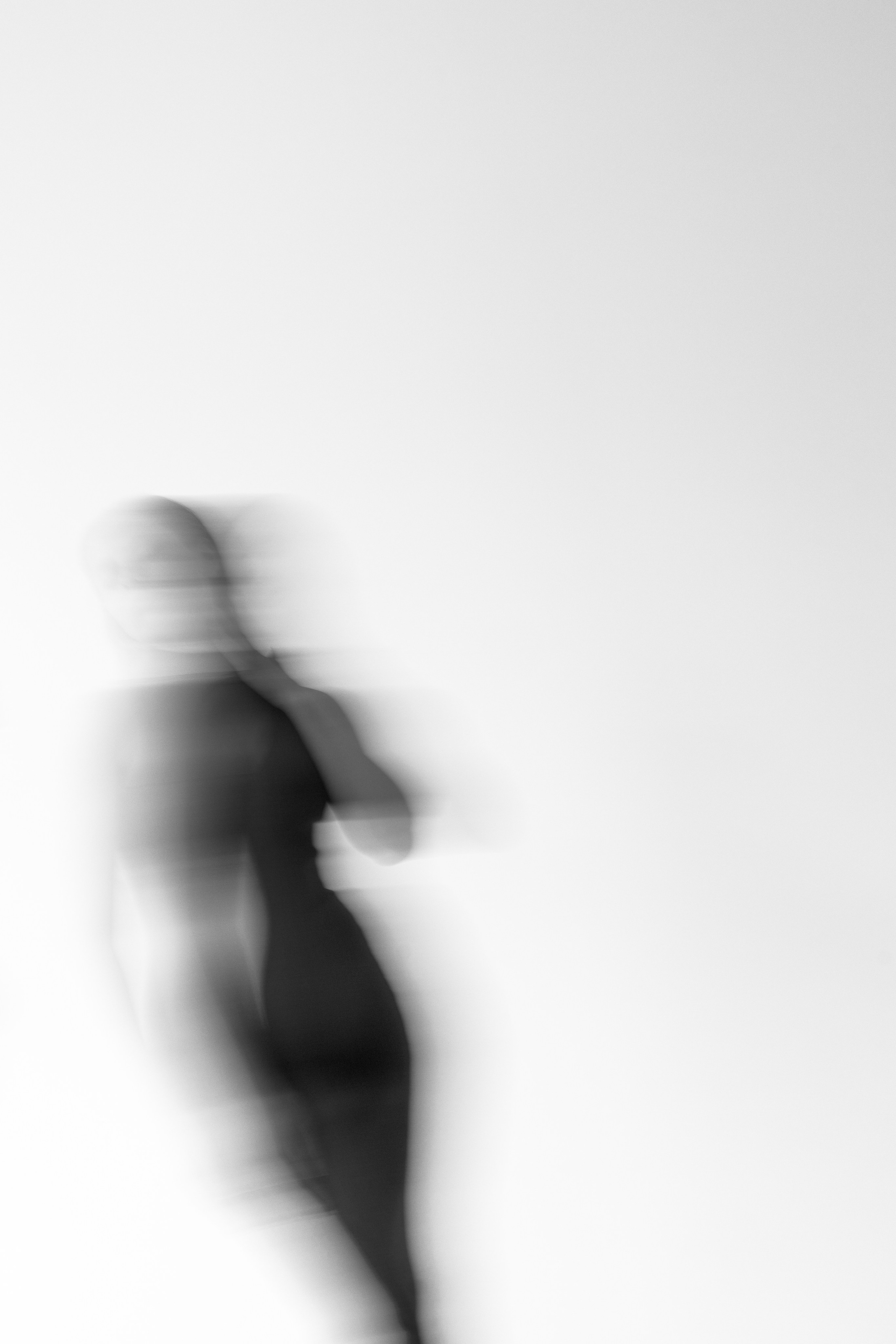 Художественная фотосессия во Владивостоке, смазанный портрет девушки, фигура девушки, черно-белая фотография, чб