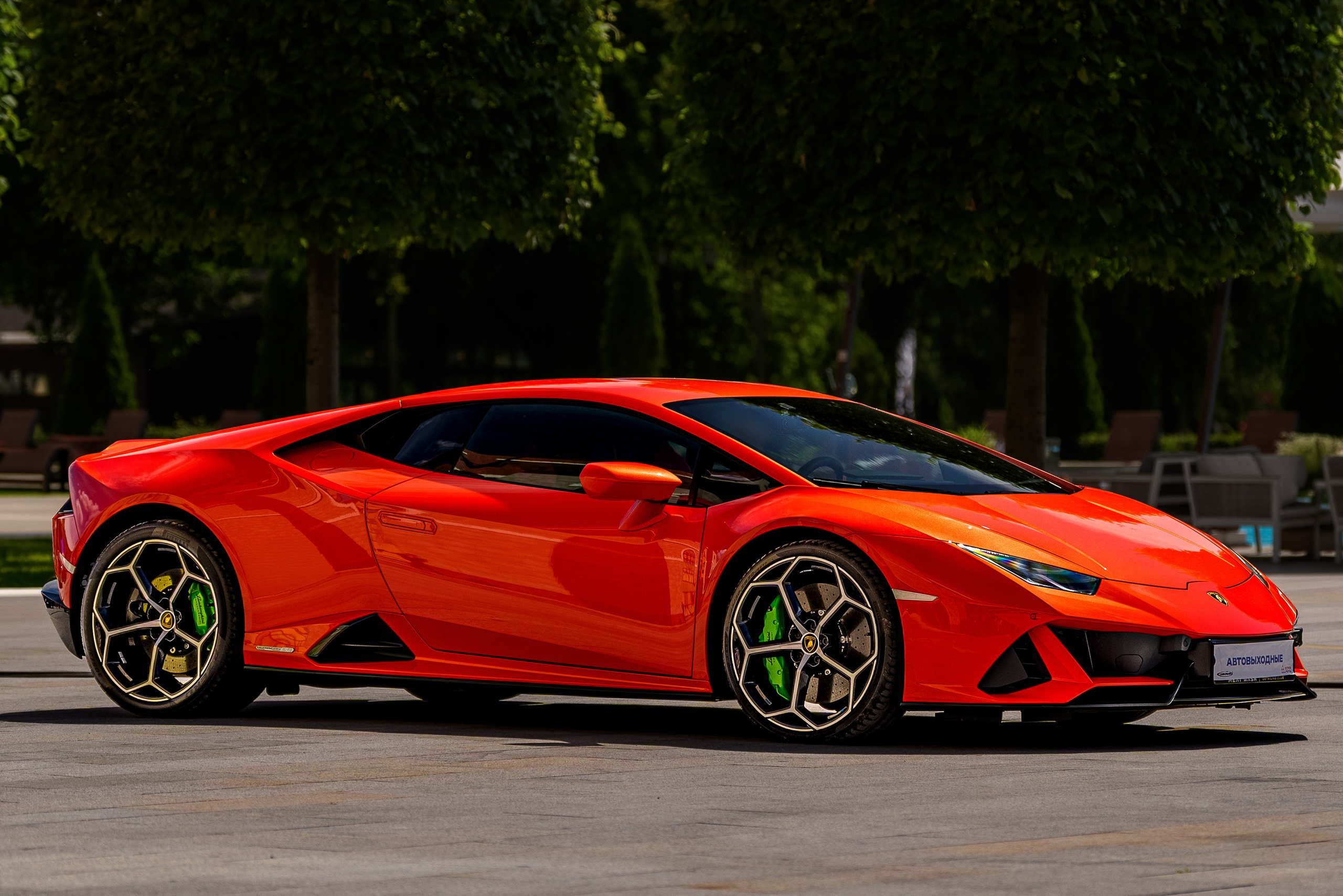 Lamborghini Huracán EVO в красном цвете, боковой профиль