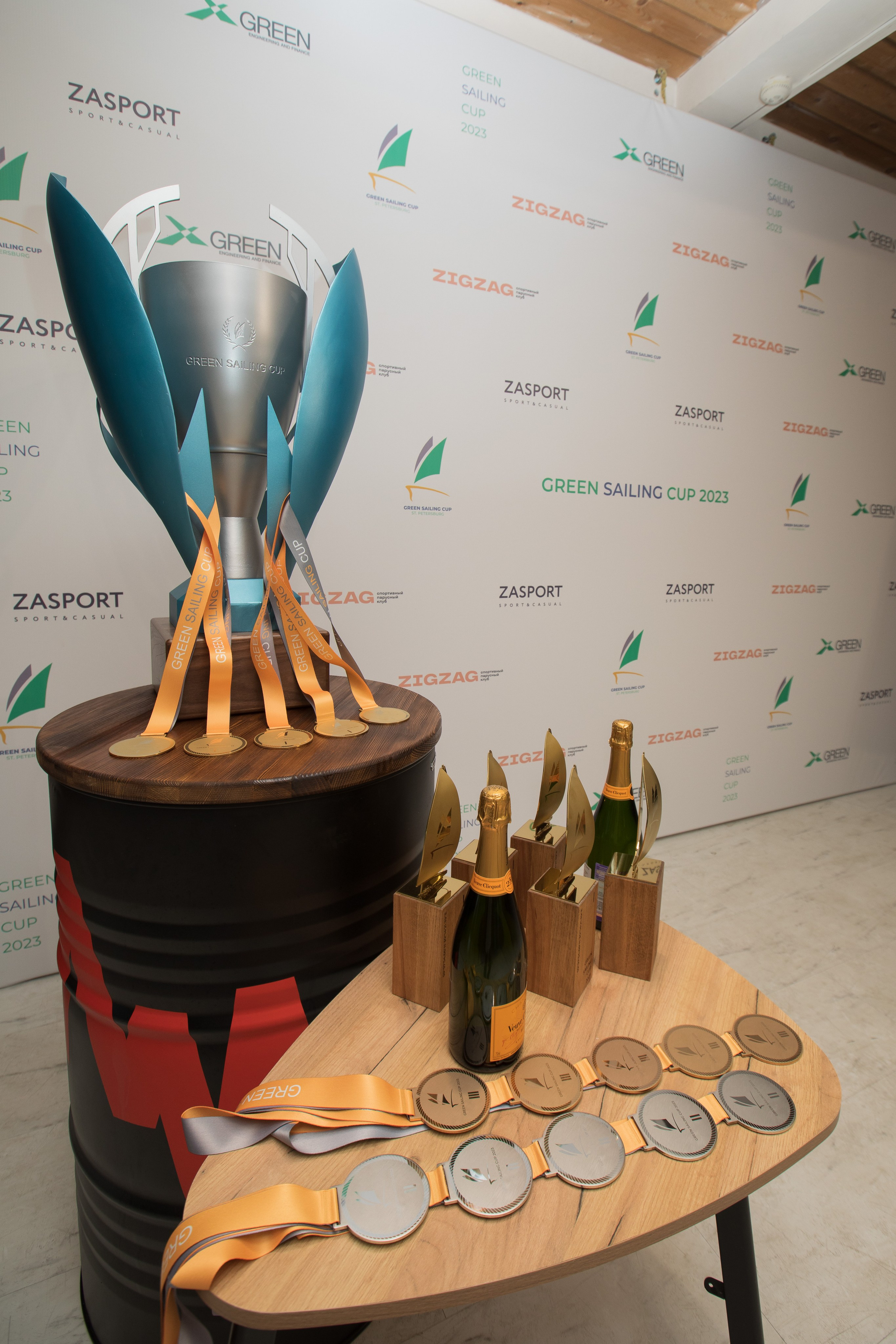 Кубок, медали и призы на церемонии закрытия регаты GREEN.