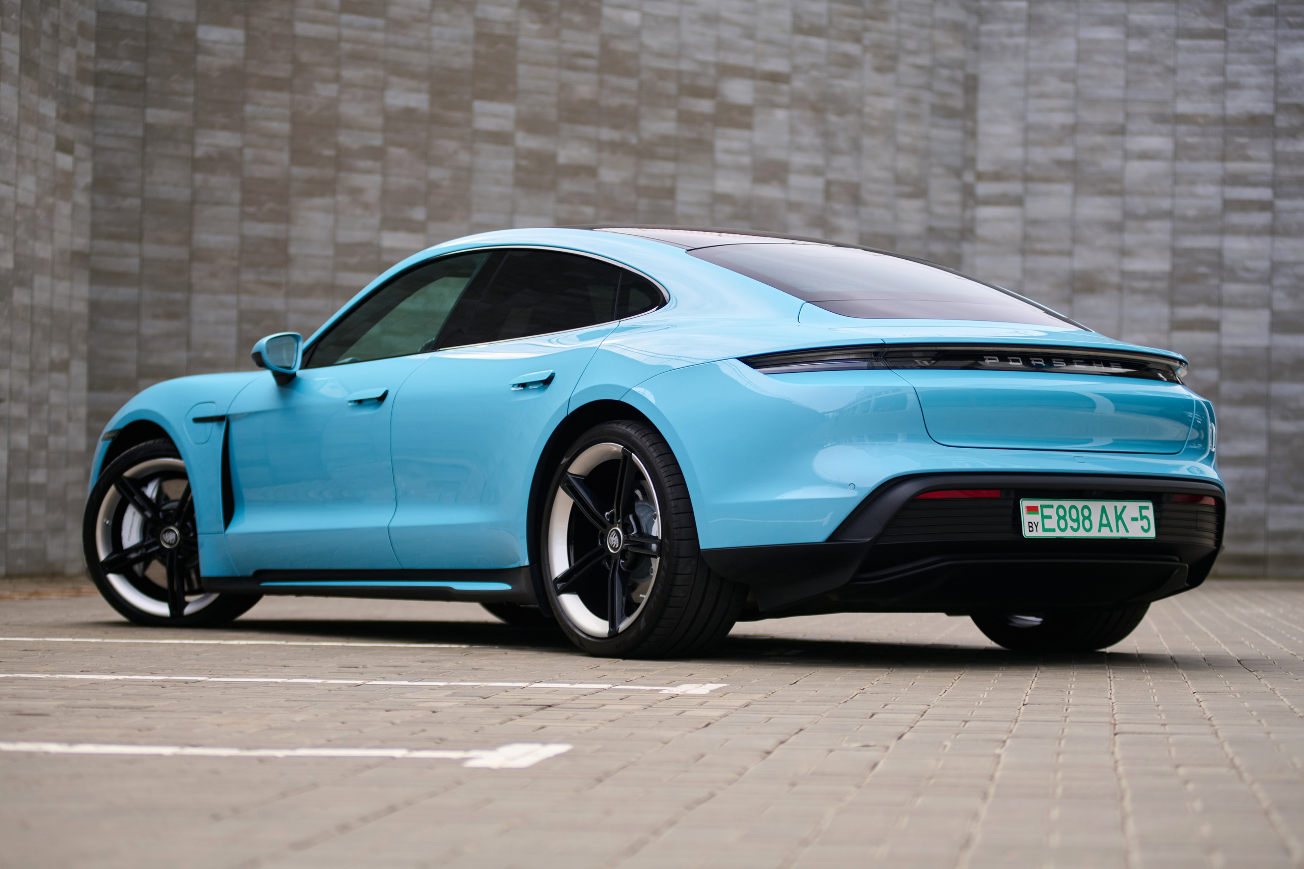 Голубой Porsche Taycan 4S с заднего левого ракурса
