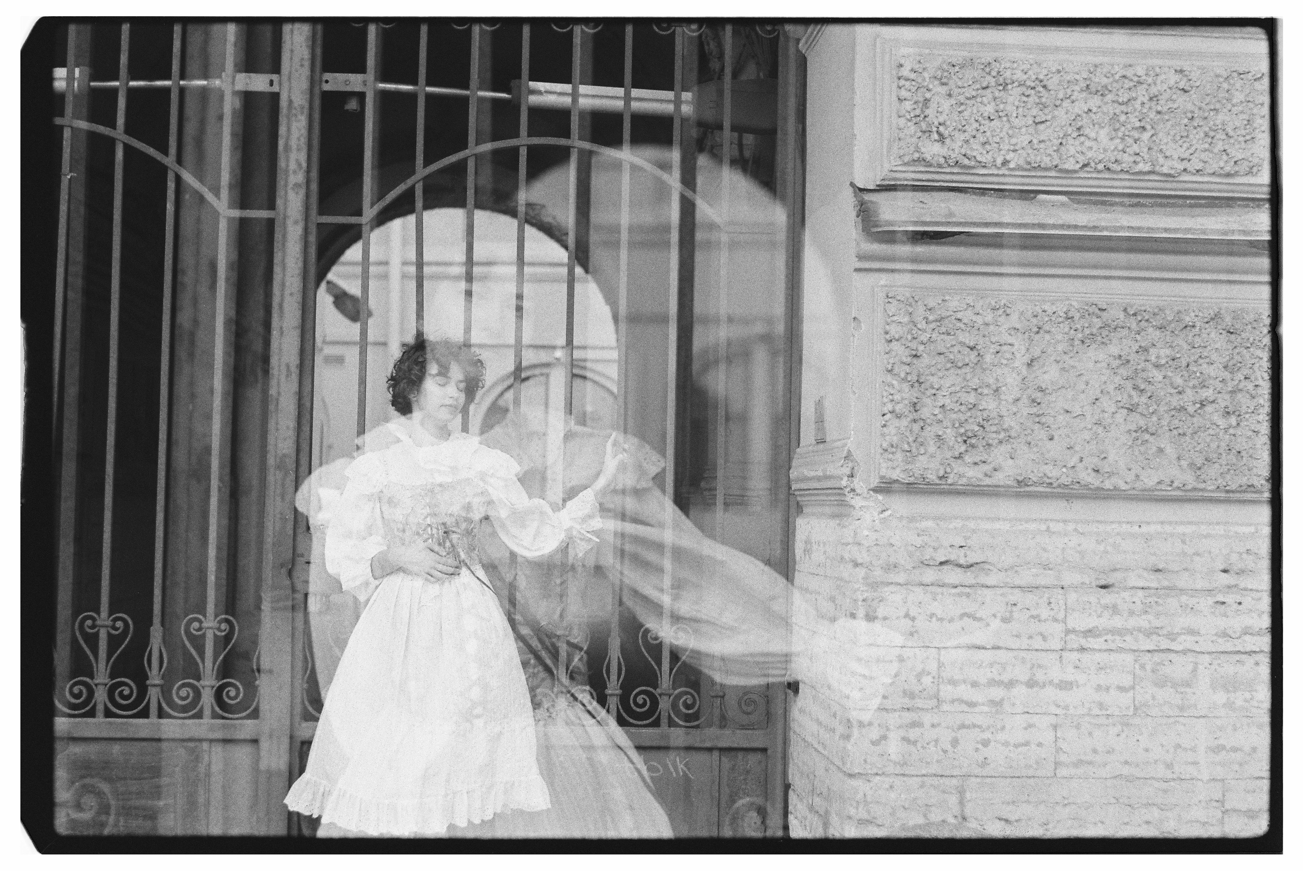 Прогулочная портретная фотосессия на плёнку для Полины в СПб. Светлана Гопанюк. Портретный фотограф. Санкт-Петербург. СПб