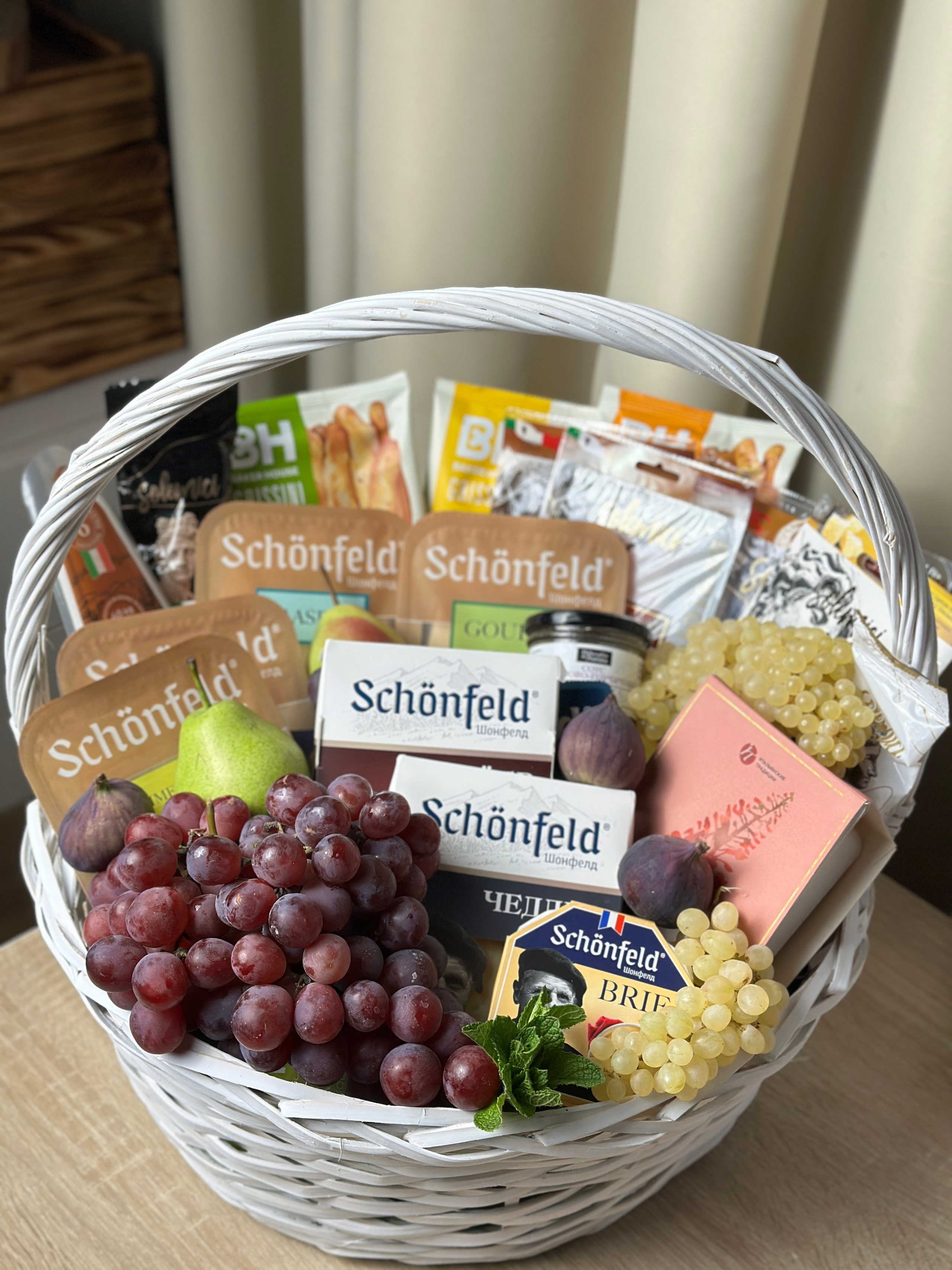 Корзины. Выездной кейтеринг, съедобные букеты, торты и сладости на заказ