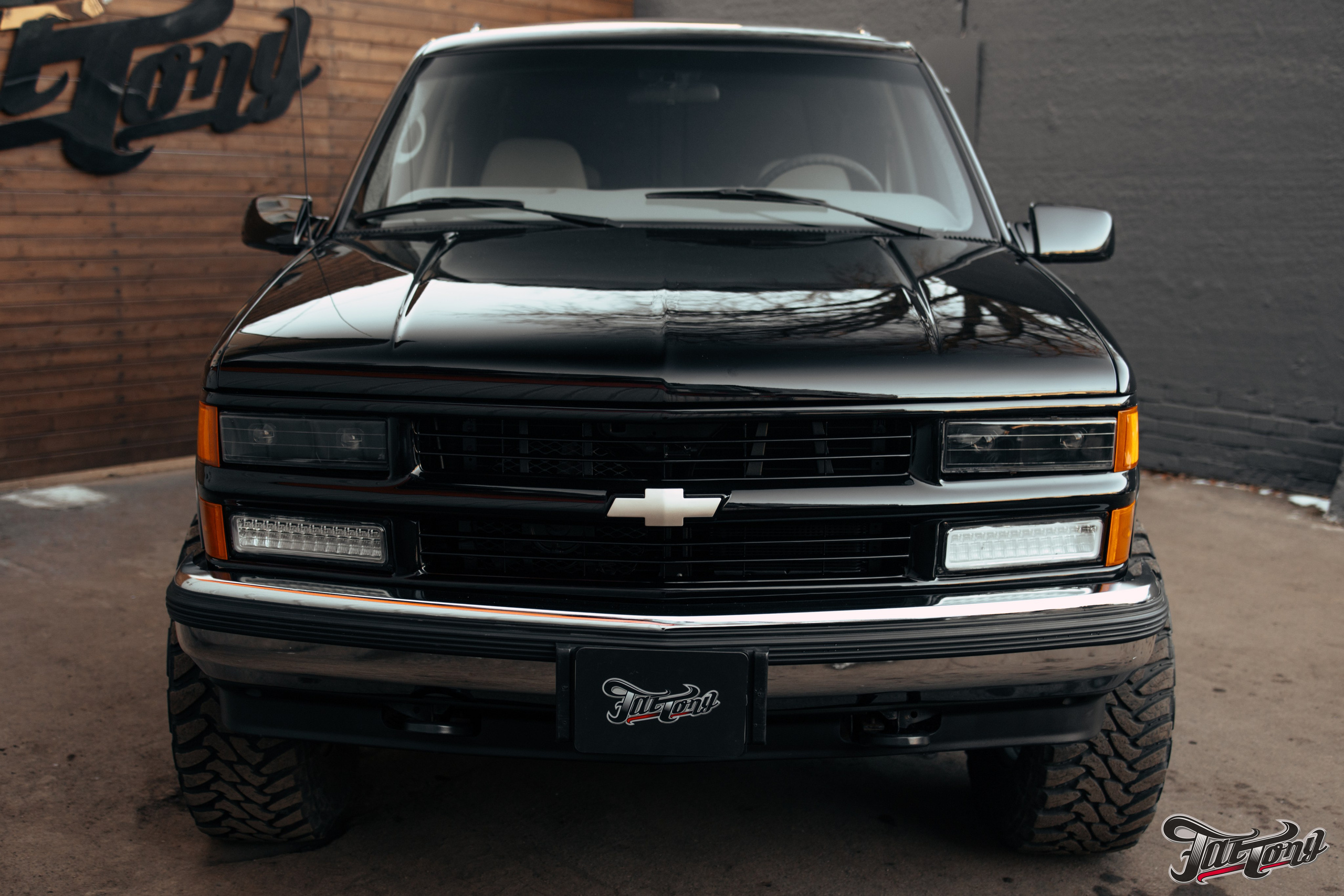 Chevrolet Tahoe I ремонт по кузову и окрас, пошив салона. DeLorein