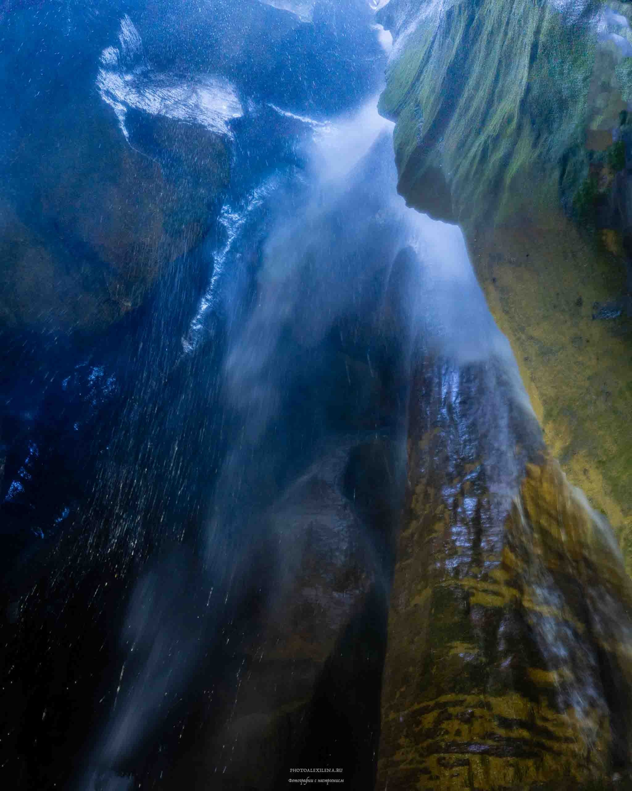 Водопад в гроте. Авторские стильные фотокартины