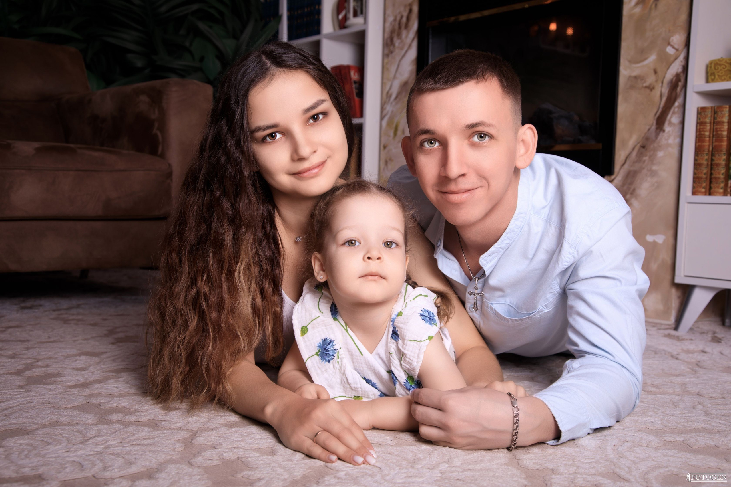 Семейная фотосессия: мама, папа и малыш | Портфолио Fotogen. Интерьерная фотостудия FOTOGEN г. Краснодар