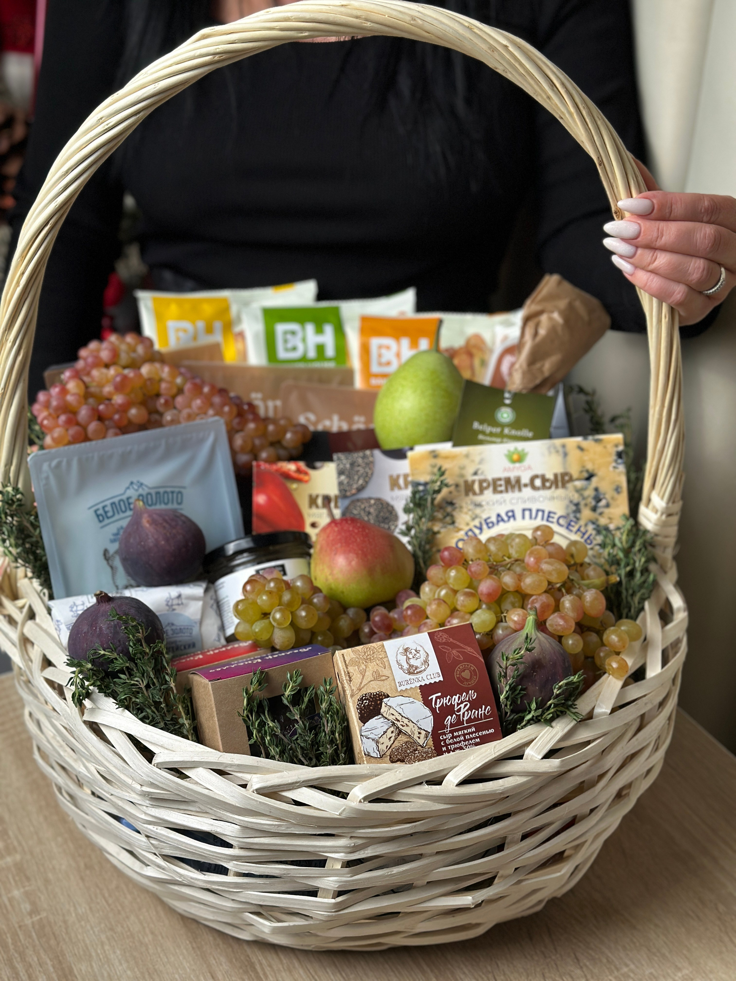 Корзины. Выездной кейтеринг, съедобные букеты, торты и сладости на заказ