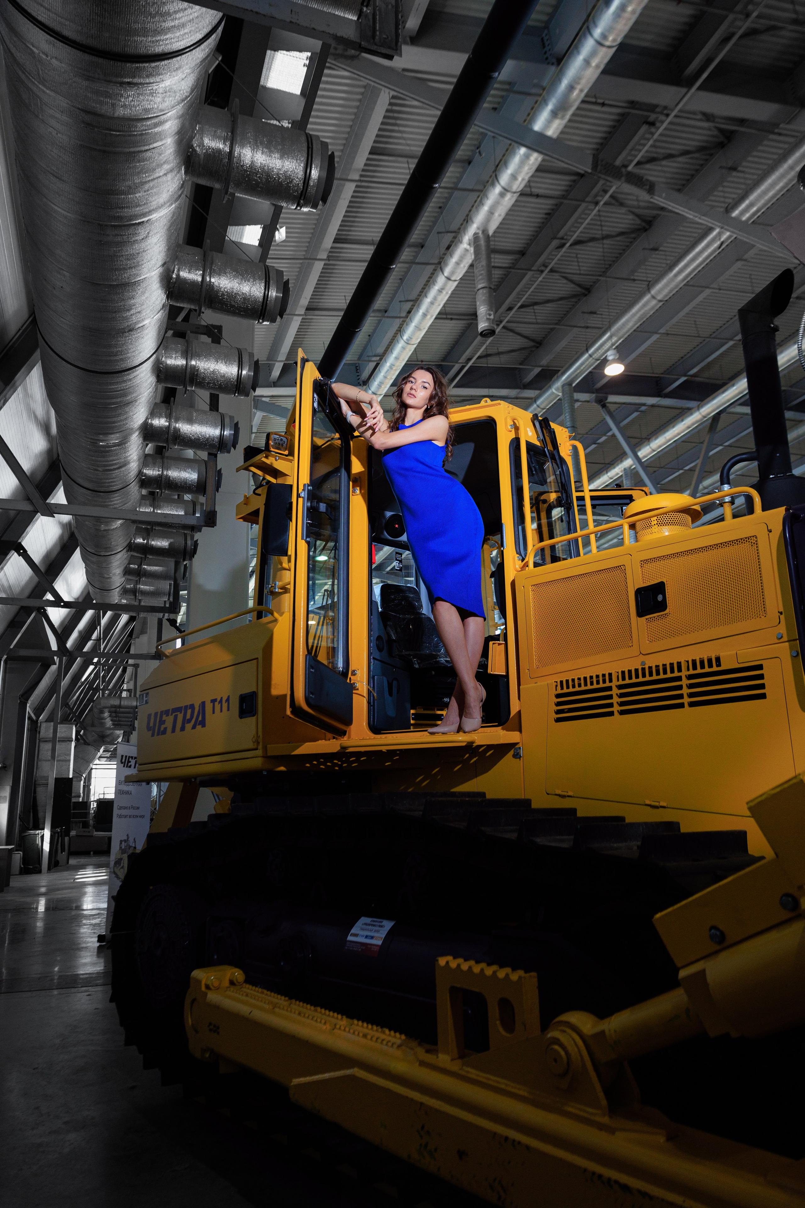 Фотограф для Модельнай съемки на строительной выставке 100+. Контент для бизнеса в Екатеринбурге Полдень Медиа