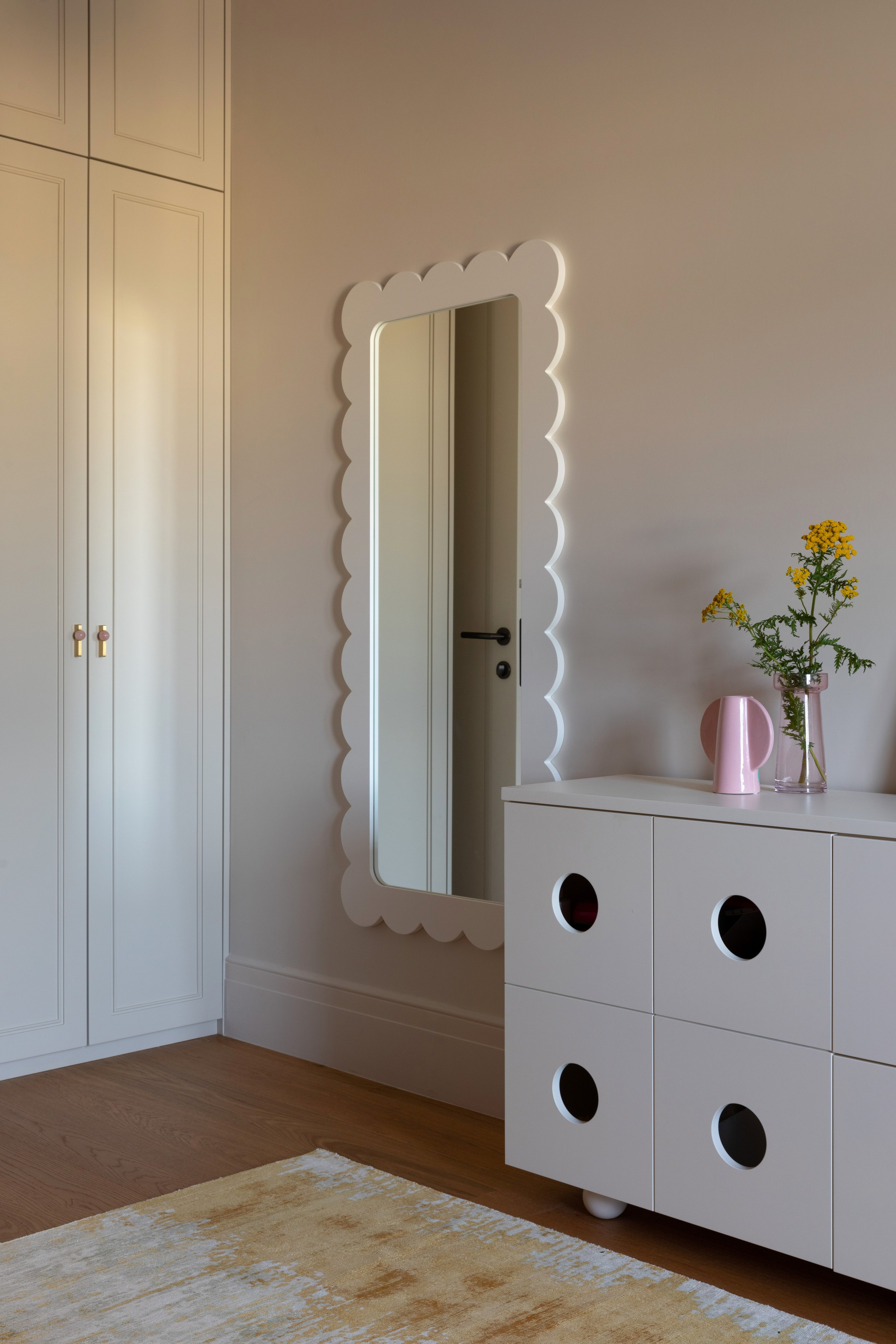 Парадная. «Roots» полный цикл производства мебели и интерьерных решений