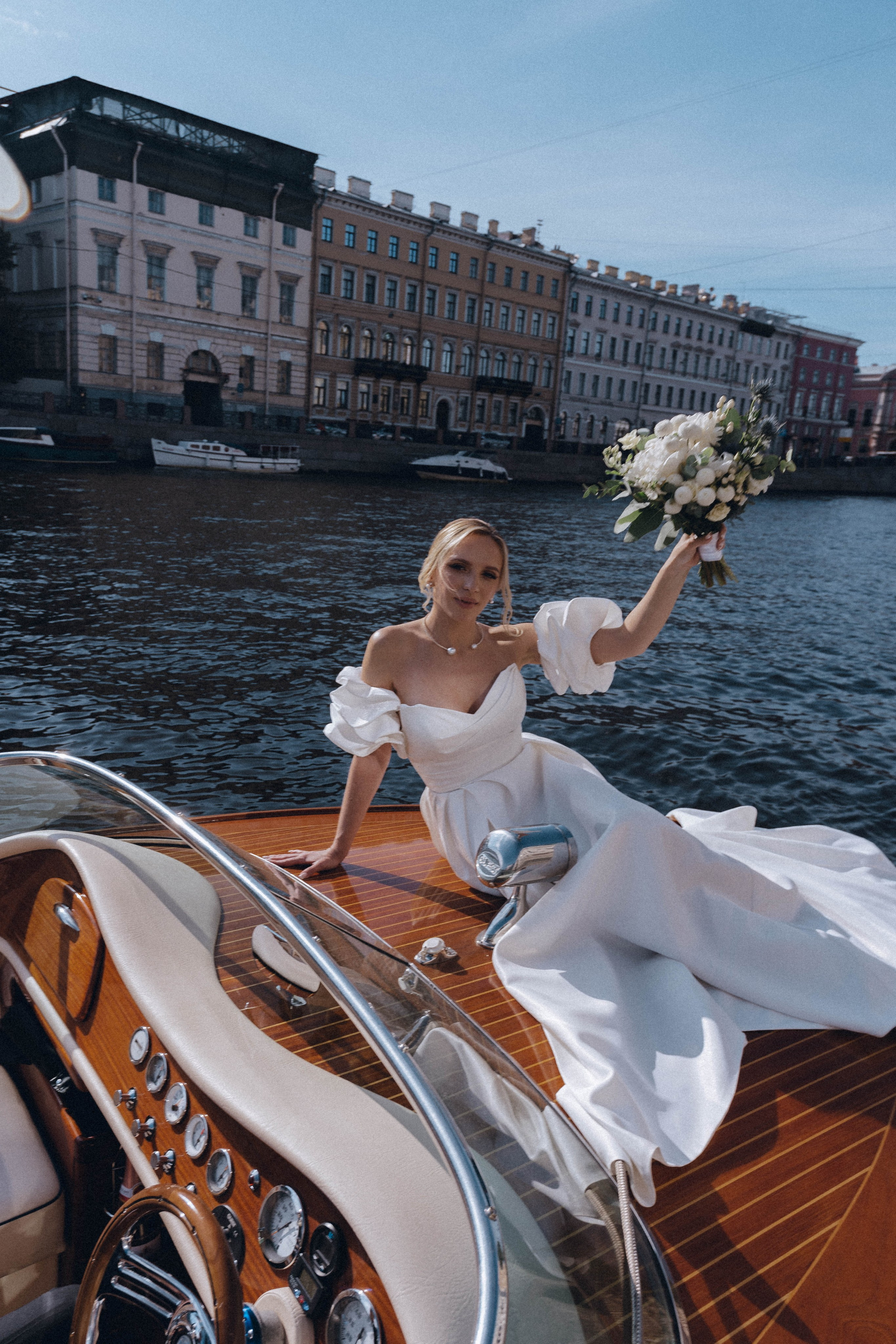 СВАДЕНБНАЯ СЬЕМКА НА КАТЕРЕ ПО КАНАЛАМ САНКТ-ПЕТЕРБУРГА И В АКВАТОРИИ НЕВЫ. Профессиональный фотограф, Санкт-Петербург — Виктория Богомолова