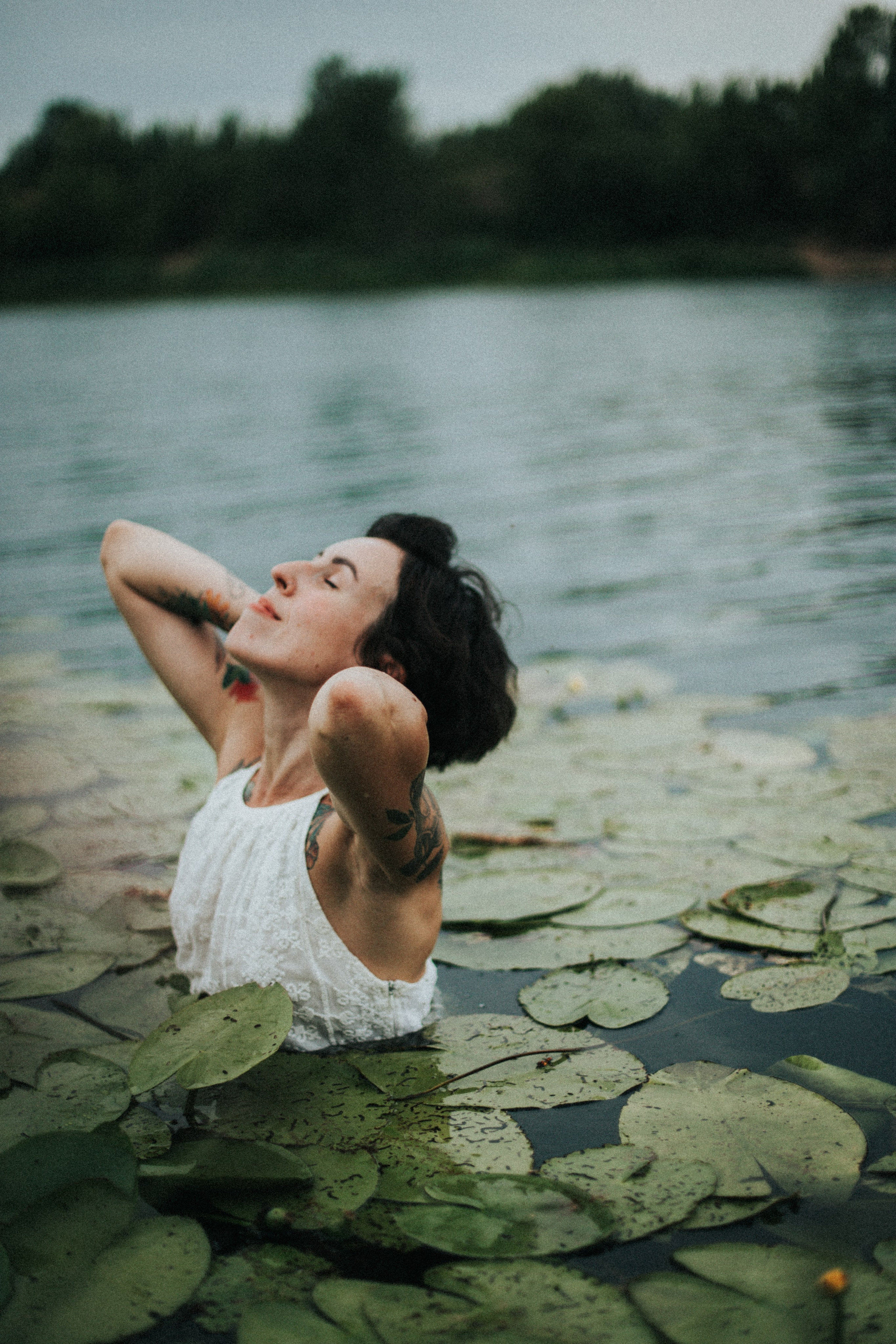 Есенин у реки. Фотограф в Нижнем Новгороде
