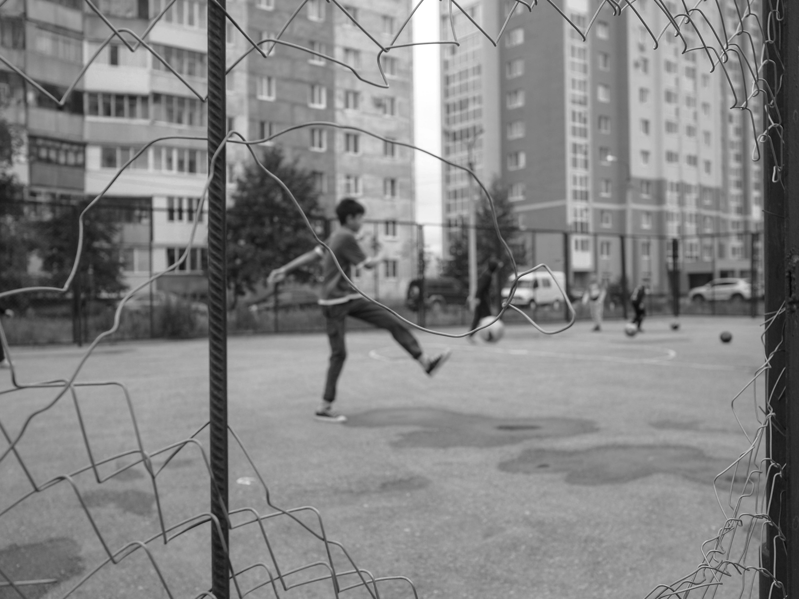 Мальчик играет в футбол