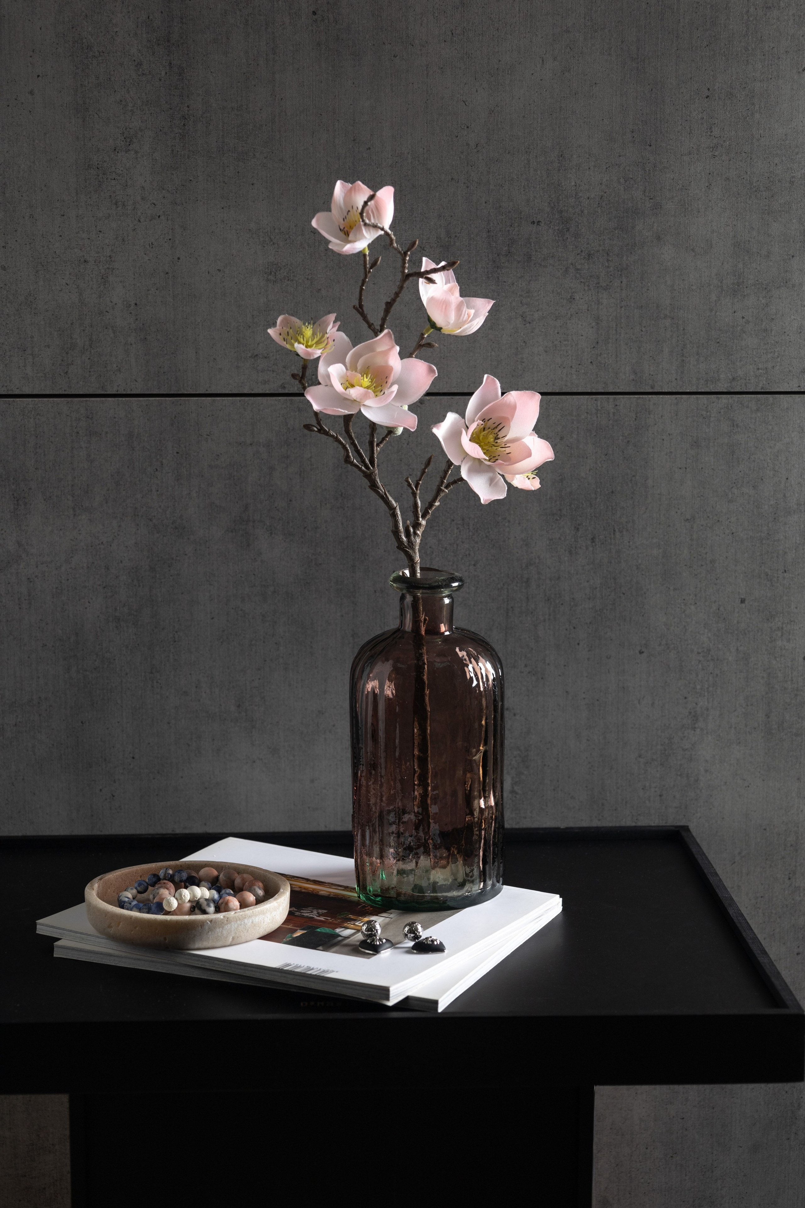 Ваза с цветами на журнальном столике | Съемка для интернет-магазина