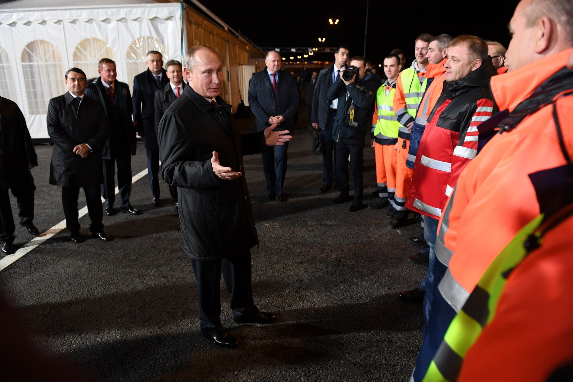 Президент России Владимир Путин общается с рабочими на открытии Киевского шоссе, Ленинградская область, 14 октября 2017 года.