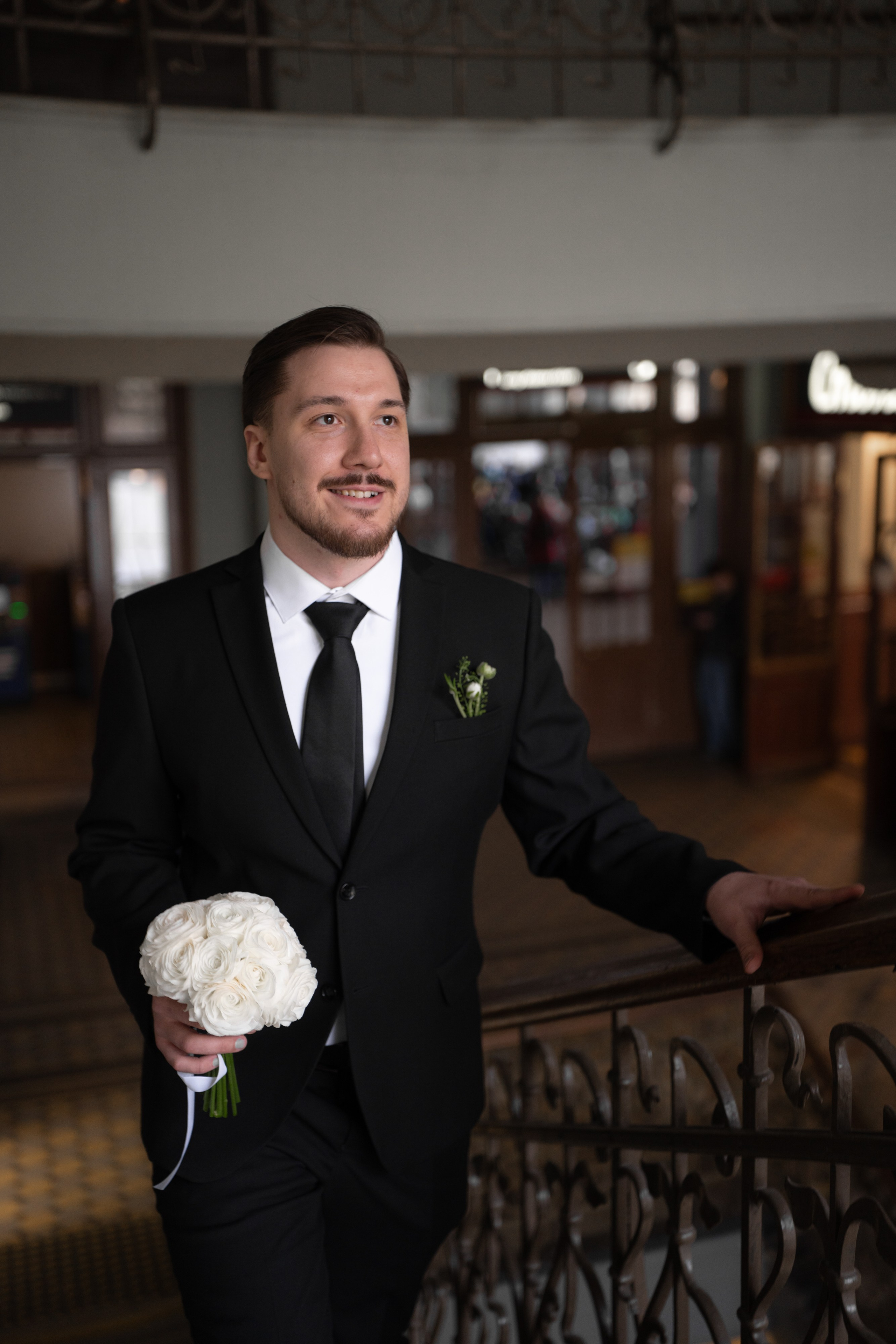 Свадебная фотосессия на Витебском вокзале. Жених поднимается с букетом по лестнице к своей невесте.