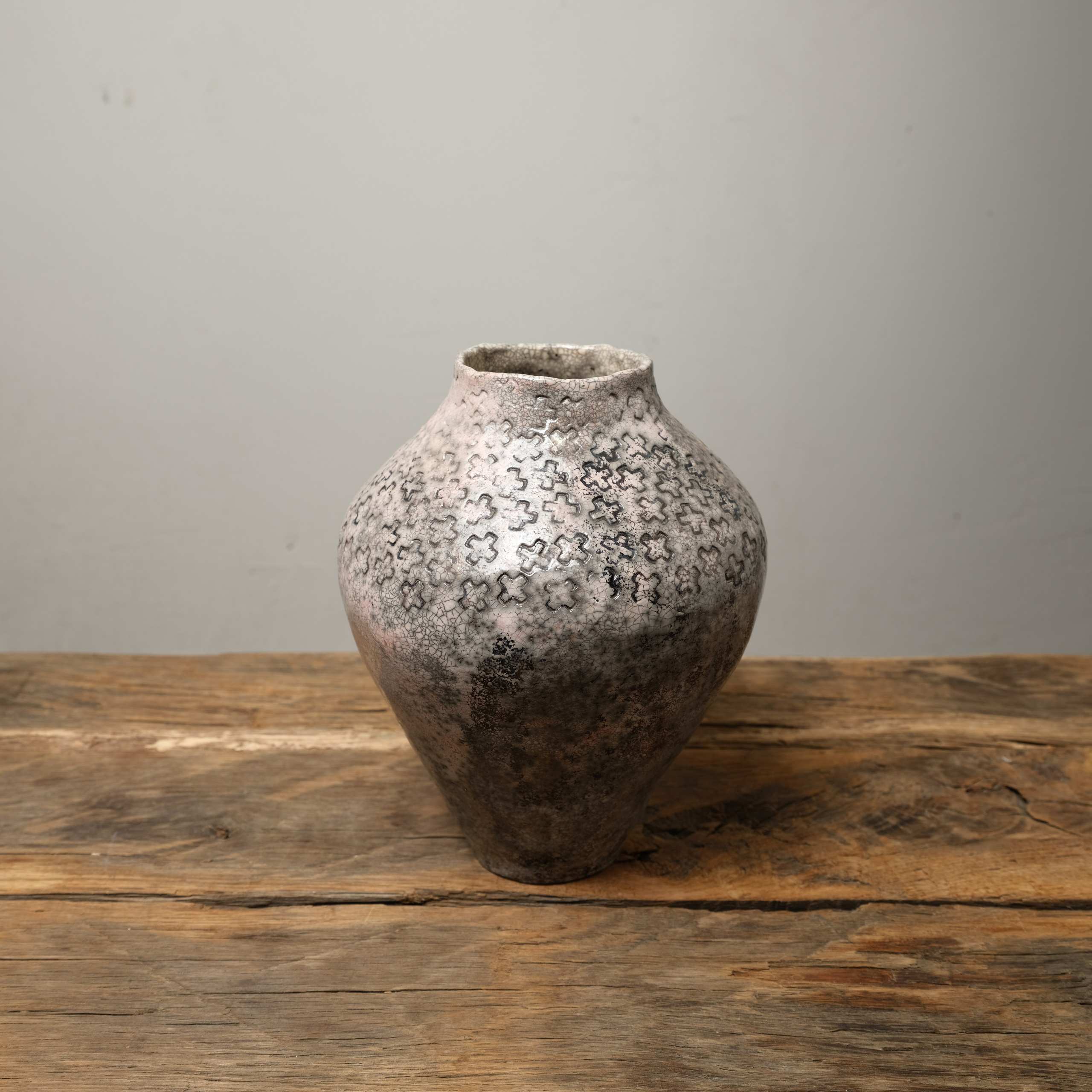 Ваза из обжига саггар черная 27.000. Комплект контора