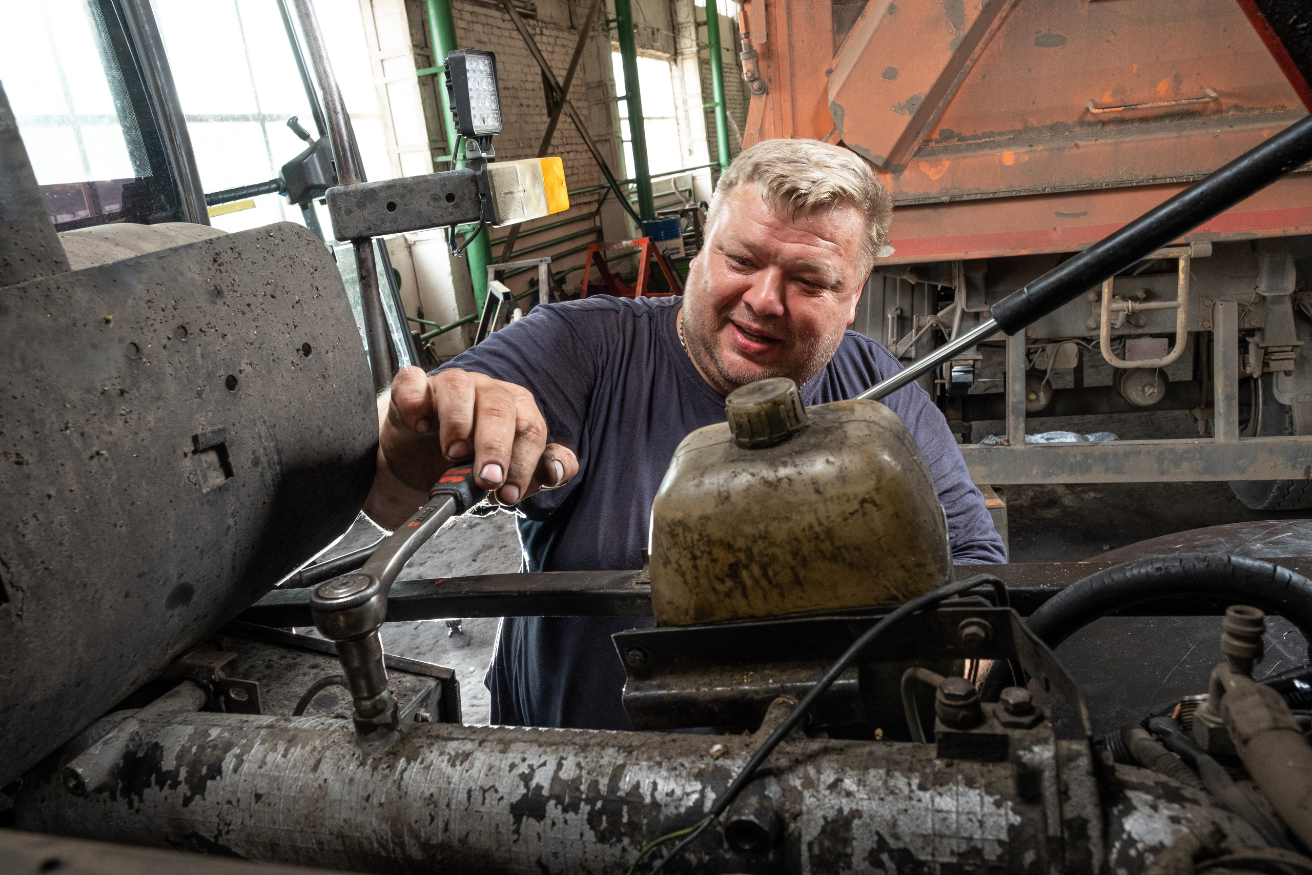 Слесарь автомеханик за работой в гараже