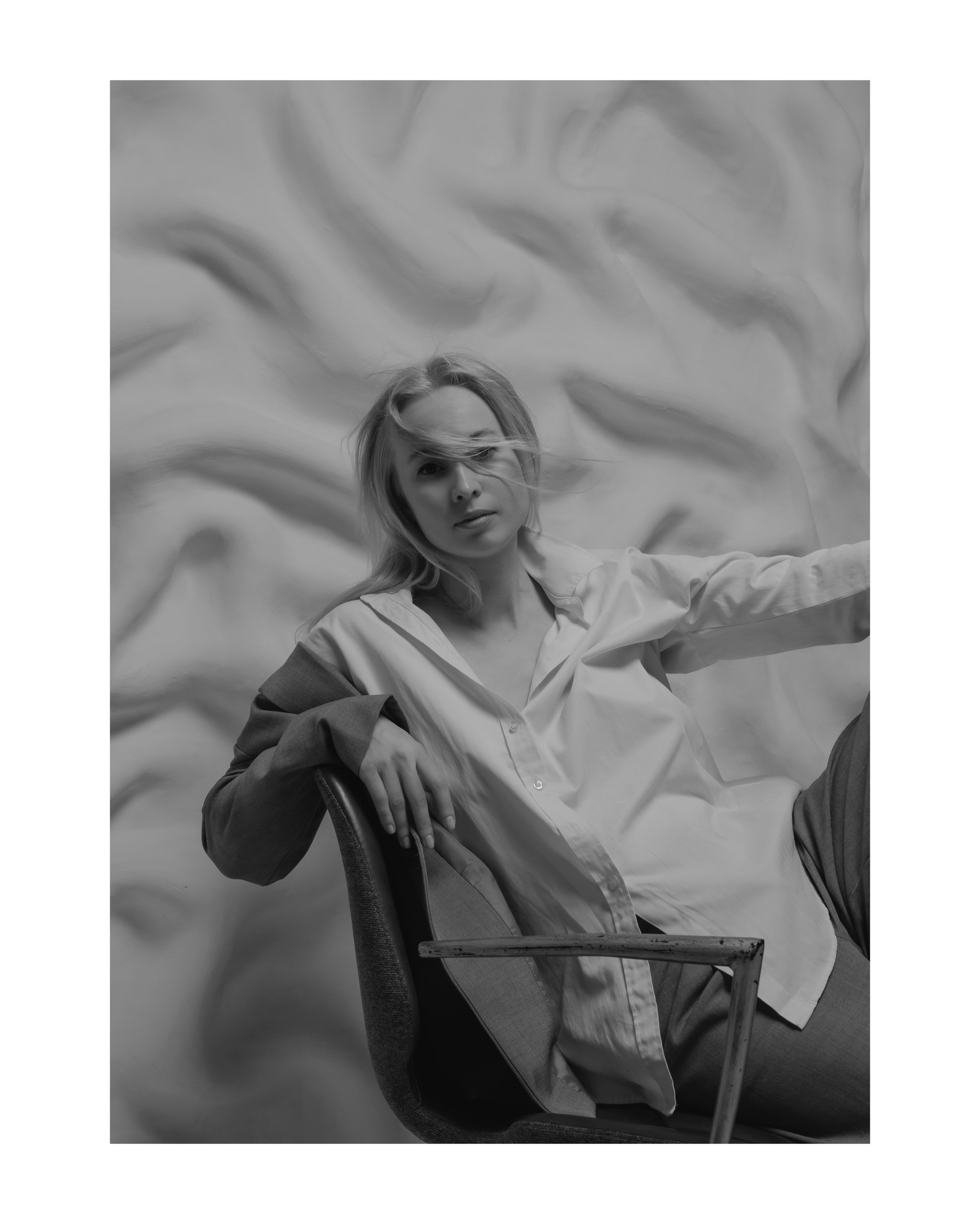 чб фото девушки с развевающимися волосами в белой рубашке 