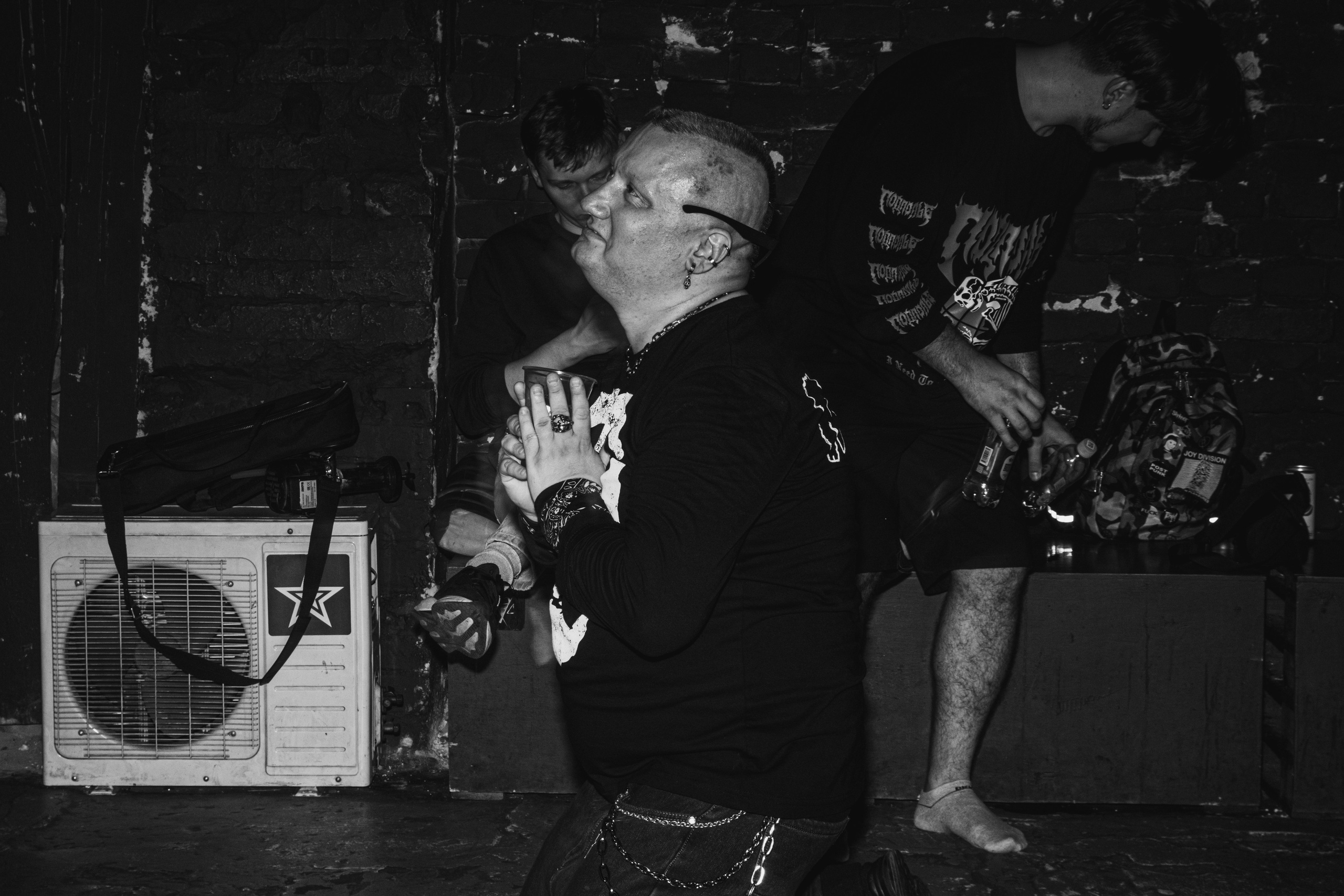 Ютани & о т м е ж & Вещи в картонной коробке 08.08.2025. Репортажный фотограф в Москве Legiodot