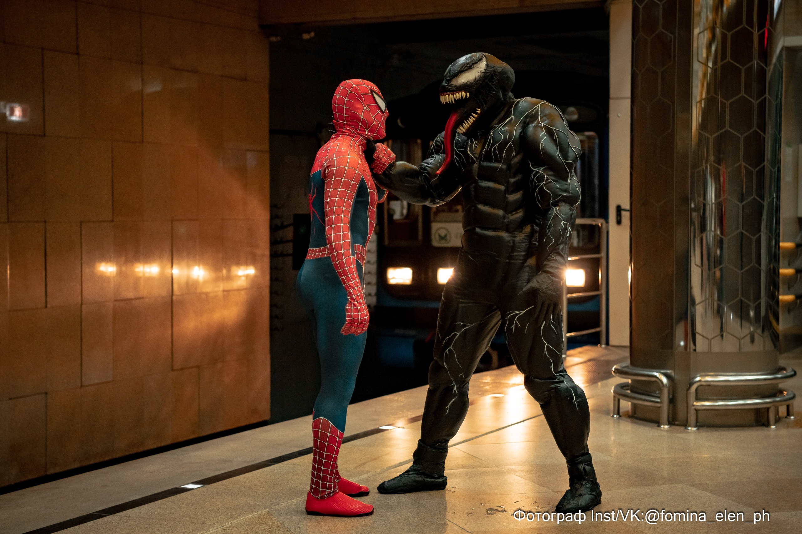 Человек паук и Веном в метро ЕКБ. Фомина Елена Свадебный и семейный фотограф