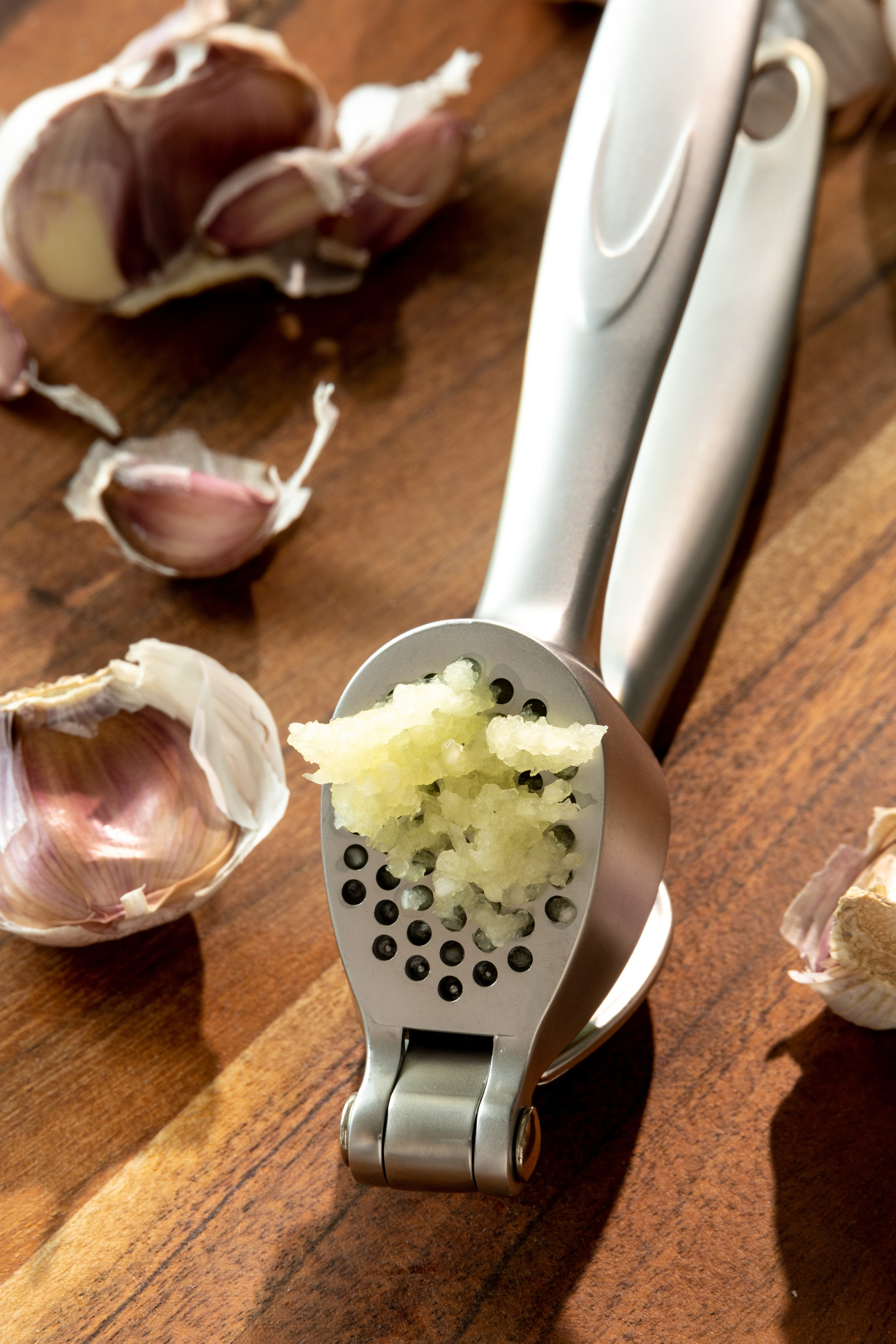 Лаконичный кухонный девайс. Профессиональная фотосъемка чеснокодавки на заказ.