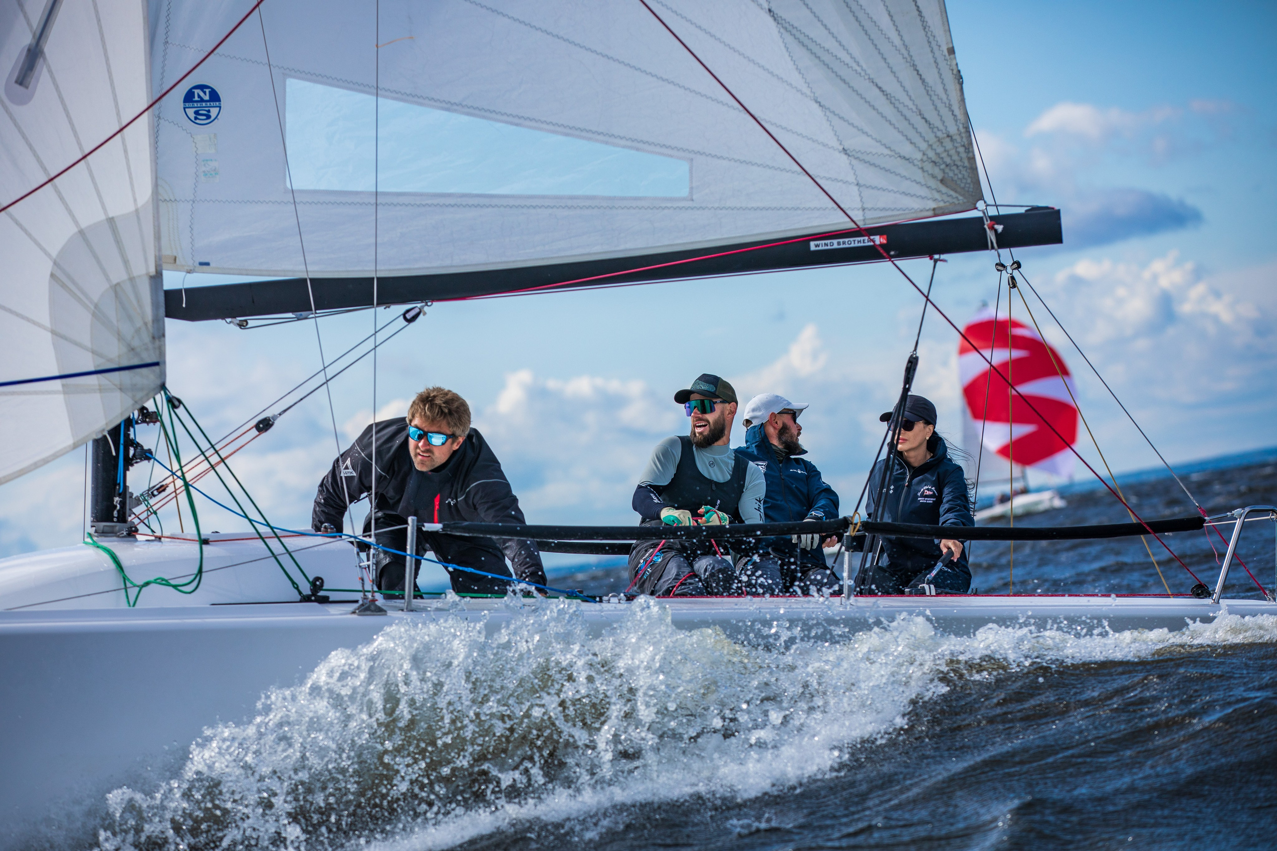Яхтсмены Александр Гришунин, Михаил Шереметьев и Максим Шереметьев и Милена Никитина на Кубке класса MX700.