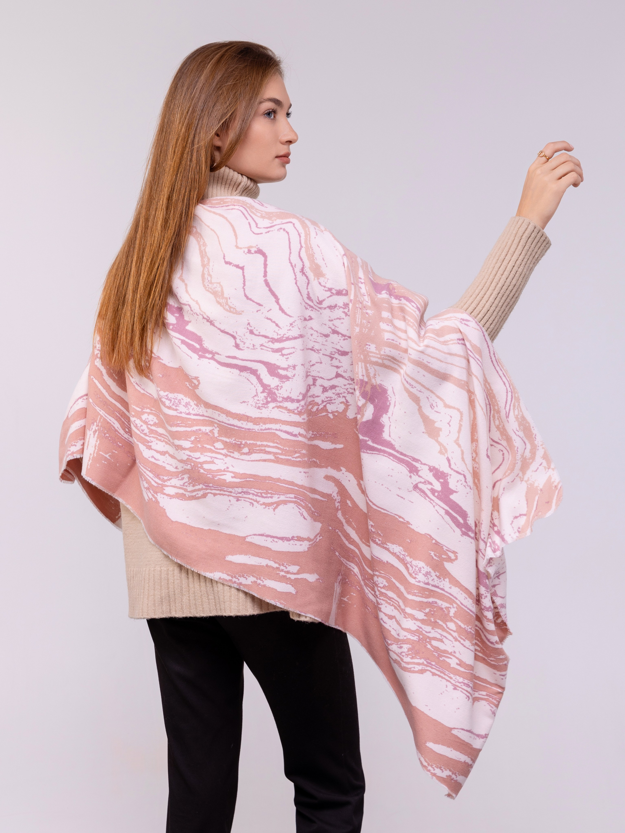 Вид розово-белого палантина на девушки сзади.