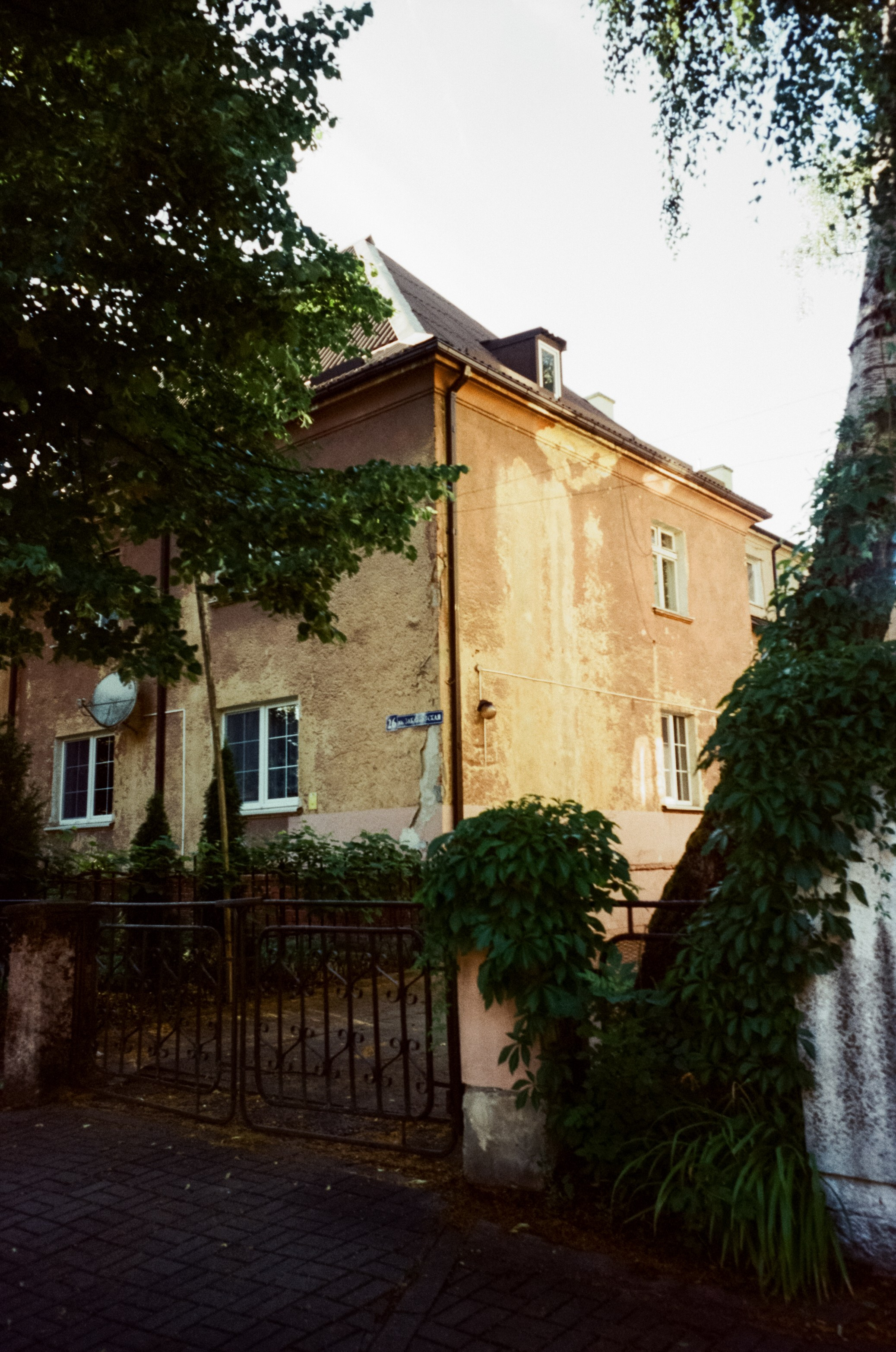 Прогулка от Площади Победы к Amalienau в golden hour. Фотограф-документалист Мария Осокина