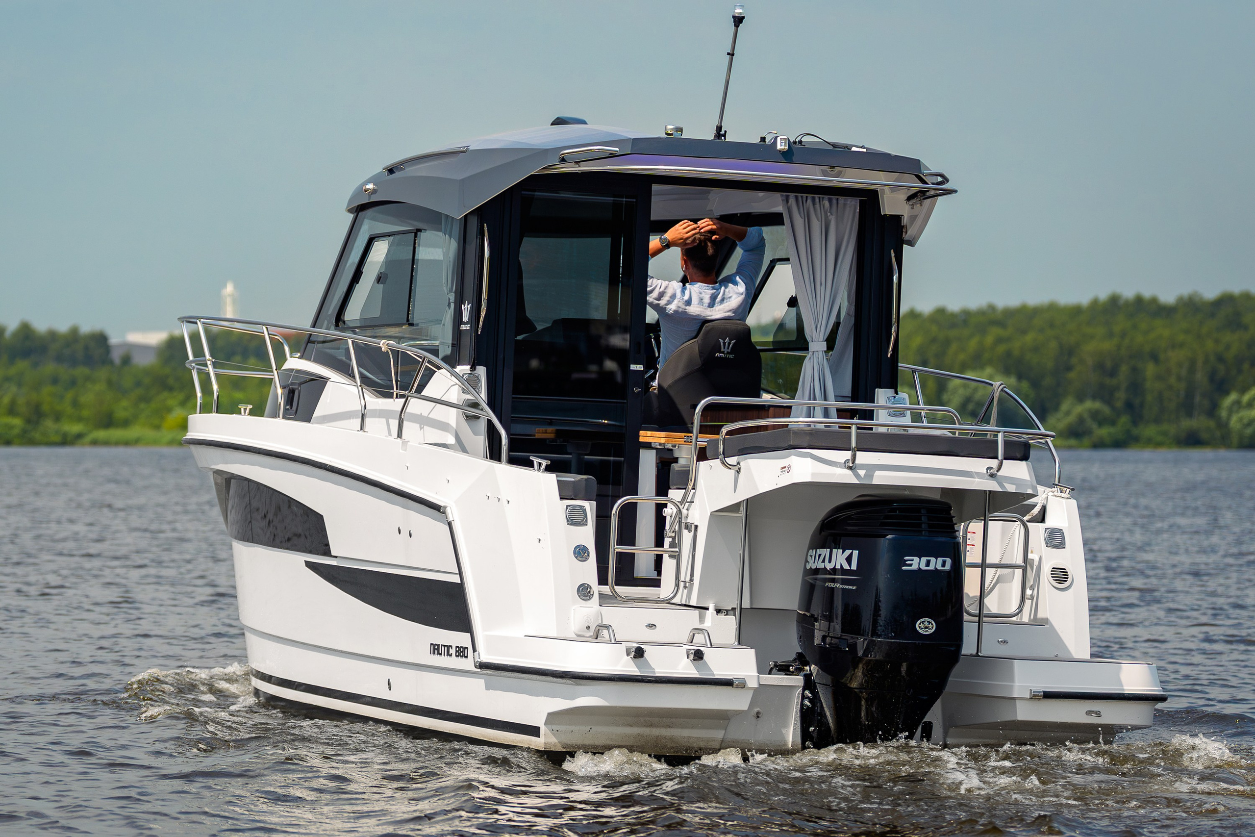 Катер Nautic 880 в движении, фотосъёмка кормового ракурса, мотора и ходовой волны
