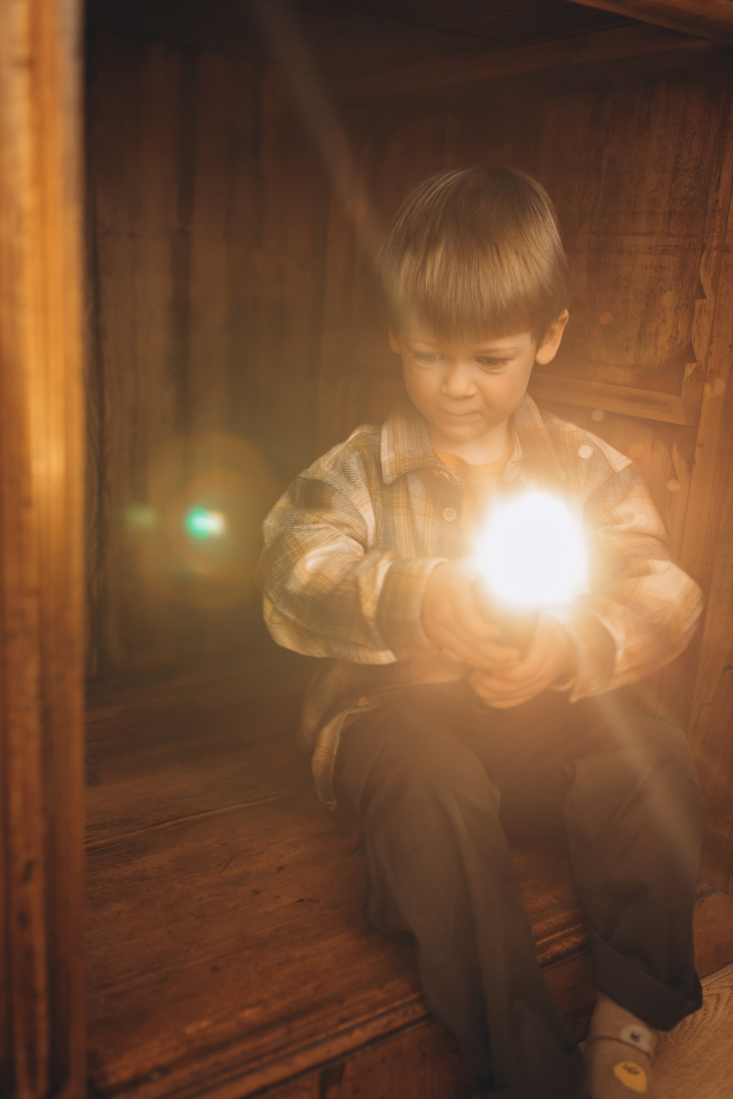 Солнечные блики в руках у мальчика: атмосфера лета на загородной фотосессии. Детский и семейный фотограф Маруся Самылкина в Санкт-Петербурге